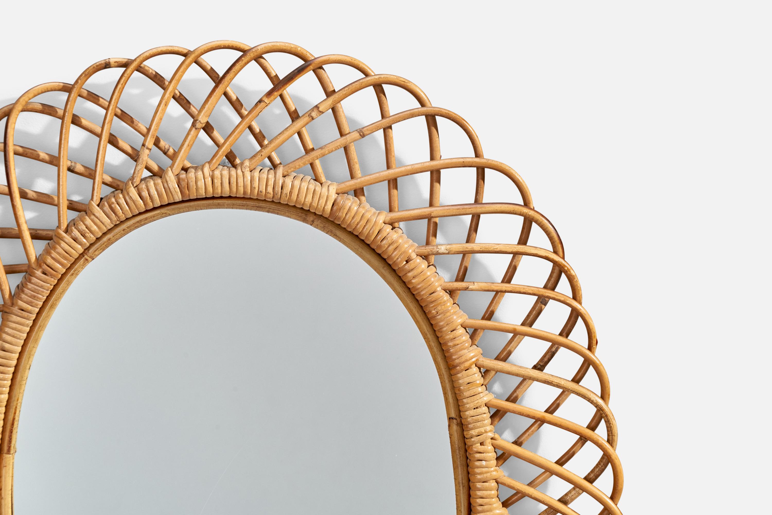 Italienischer italienischer Designer, ovaler Wandspiegel, Rattan, Spiegelglas, Italien, ca. 1950er Jahre im Angebot 1
