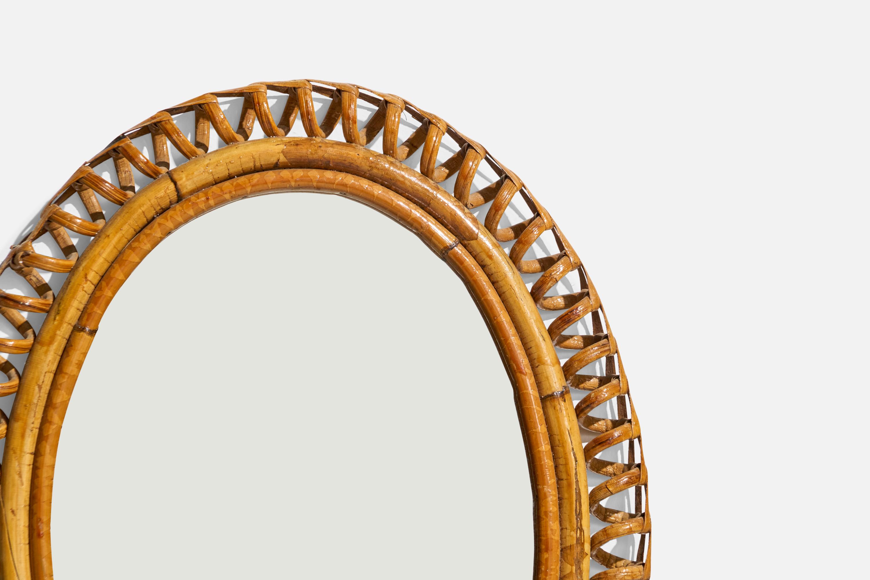Metà XX secolo Specchio da parete ovale di design italiano, rattan, vetro a specchio, Italia, 1950 ca. in vendita