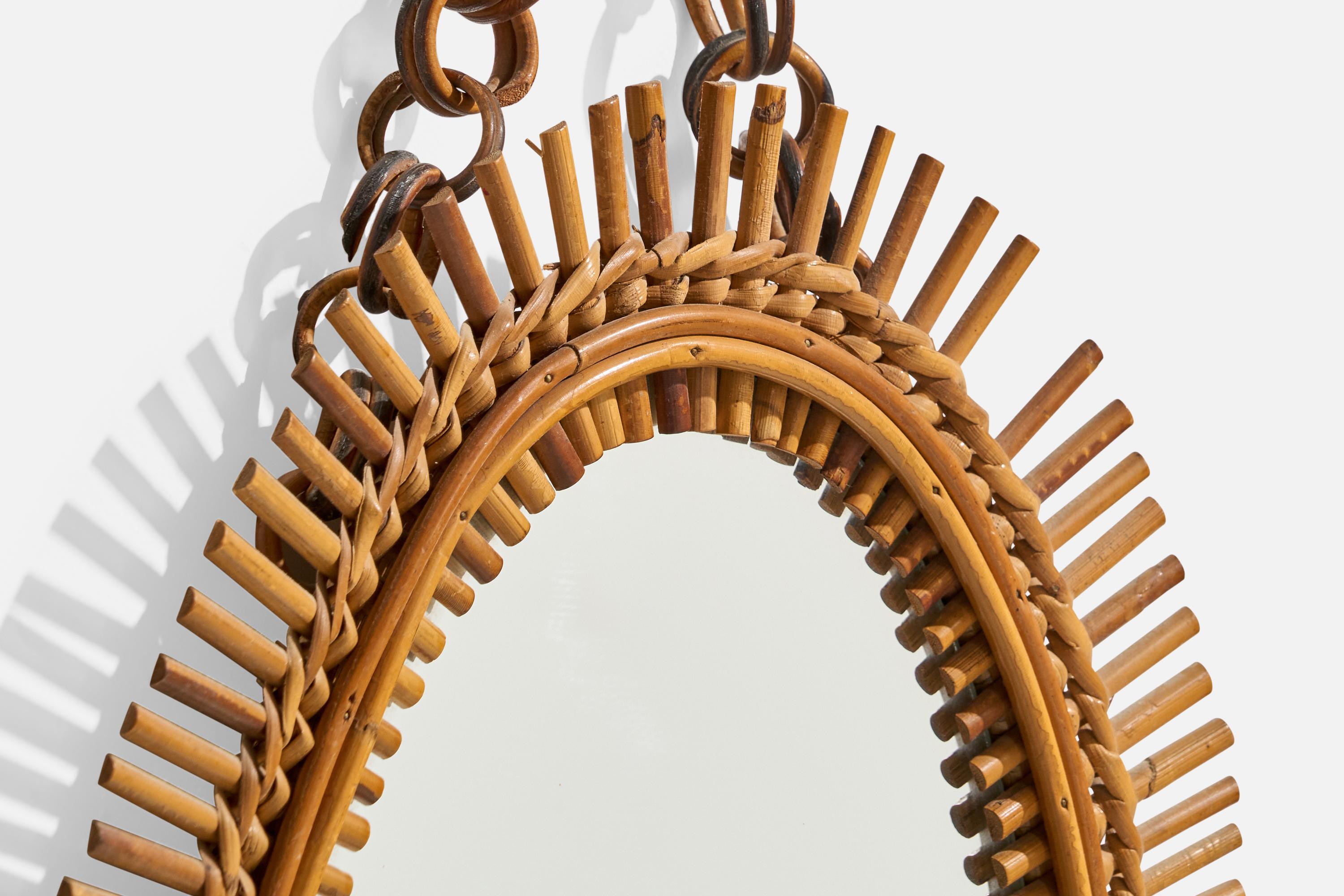 Specchio da parete ovale di design italiano, rattan, vetro a specchio, Italia, 1950 ca. In condizioni buone in vendita a High Point, NC