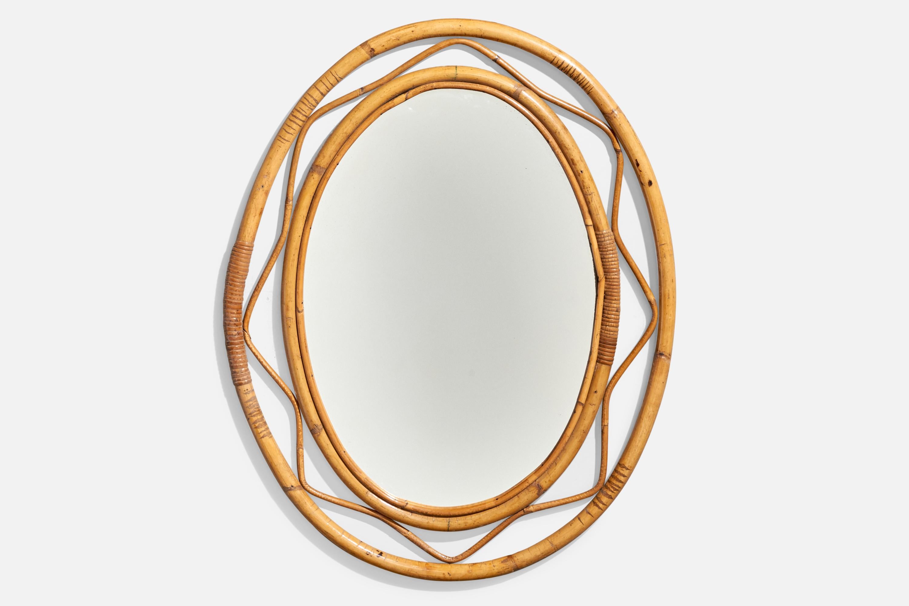 Ein ovaler Wandspiegel aus Rattan, entworfen und hergestellt von einem italienischen Designer, Italien, 1950er-1960er Jahre.
    