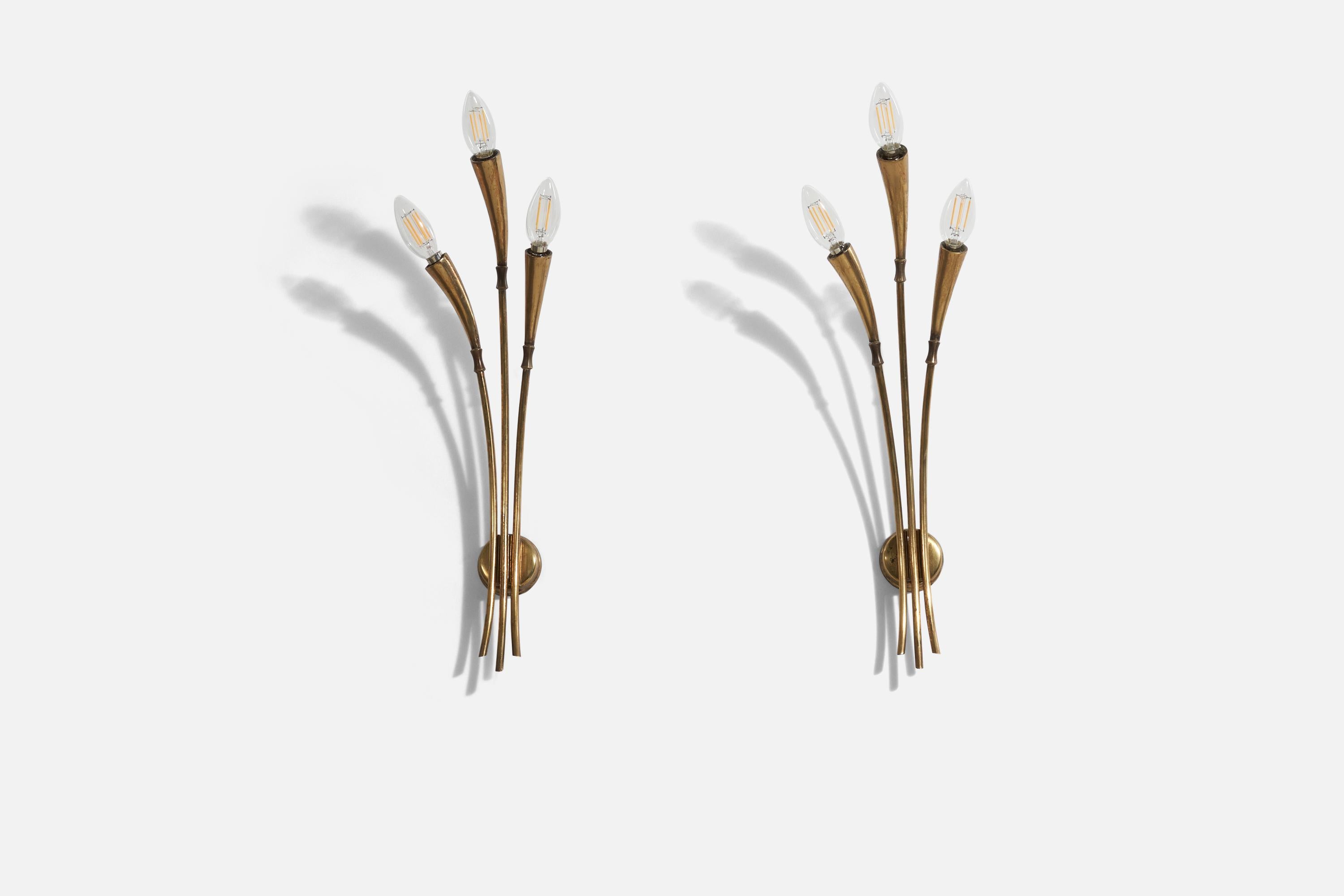 A pair of brass 3-light wall sconces designed and produced in Italy, c. 1940-1950s.

Diameter of back plate (inches) : 2.5 x 2.625 x 1.375 (H x W x D).