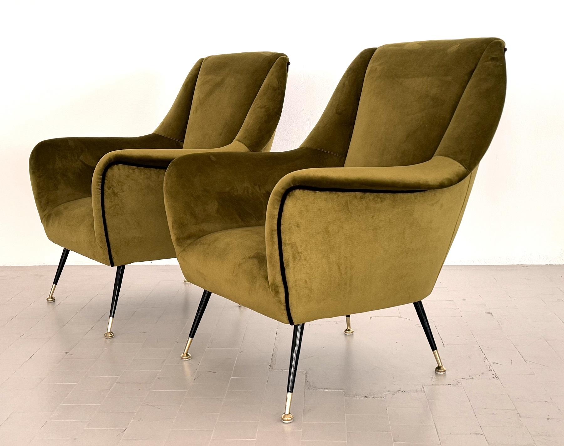 Italian Designer Pair of Armchairs in Green Moss Velvet with Brass Feet, 1950s For Sale 7