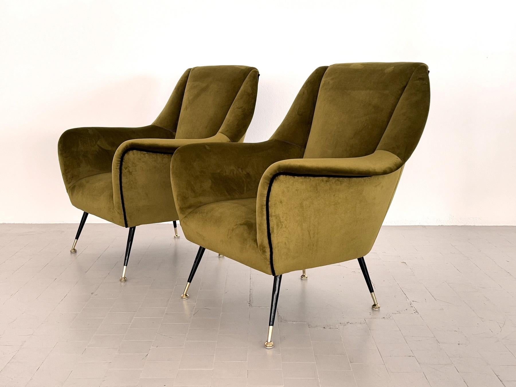 Italian Designer Pair of Armchairs in Green Moss Velvet with Brass Feet, 1950s For Sale 8