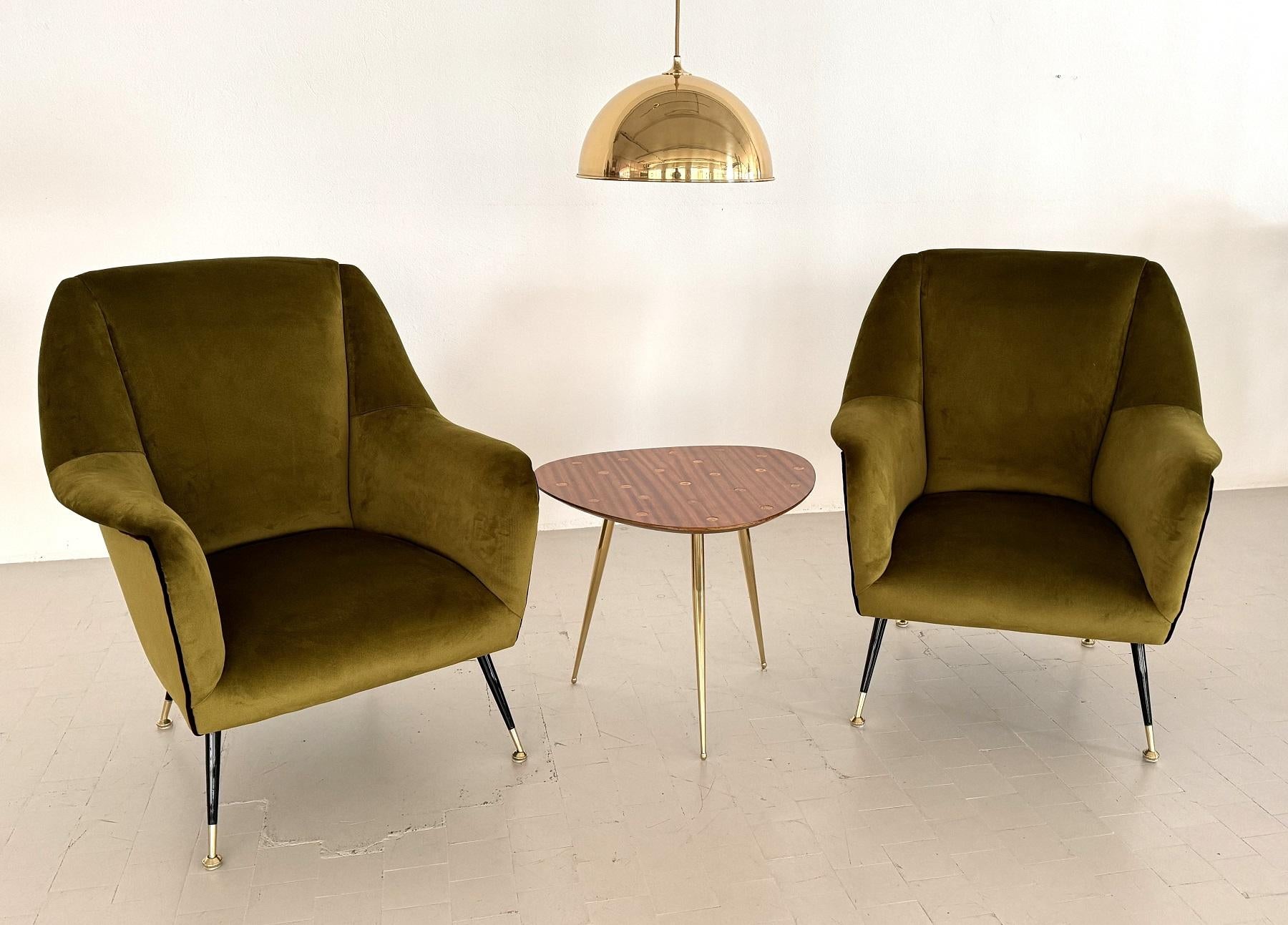 Italian Designer Pair of Armchairs in Green Moss Velvet with Brass Feet and Purple Piping, 1950s

A superb pair of Italian armchairs manufactured in the style of Carlo de Carli.
The armchairs have been completely restored and covered with new soft