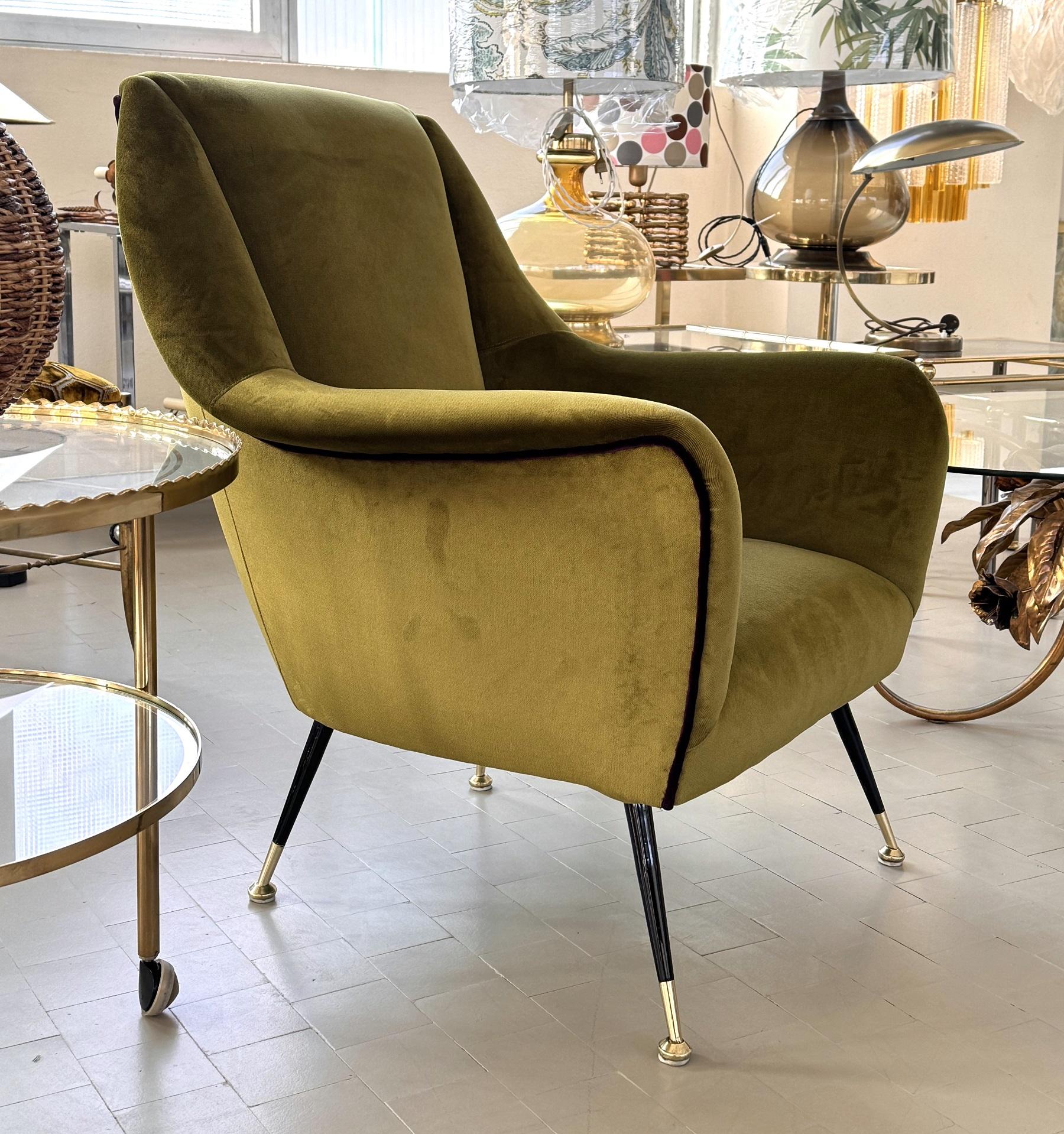 Mid-Century Modern Italian Designer Pair of Armchairs in Green Moss Velvet with Brass Feet, 1950s For Sale
