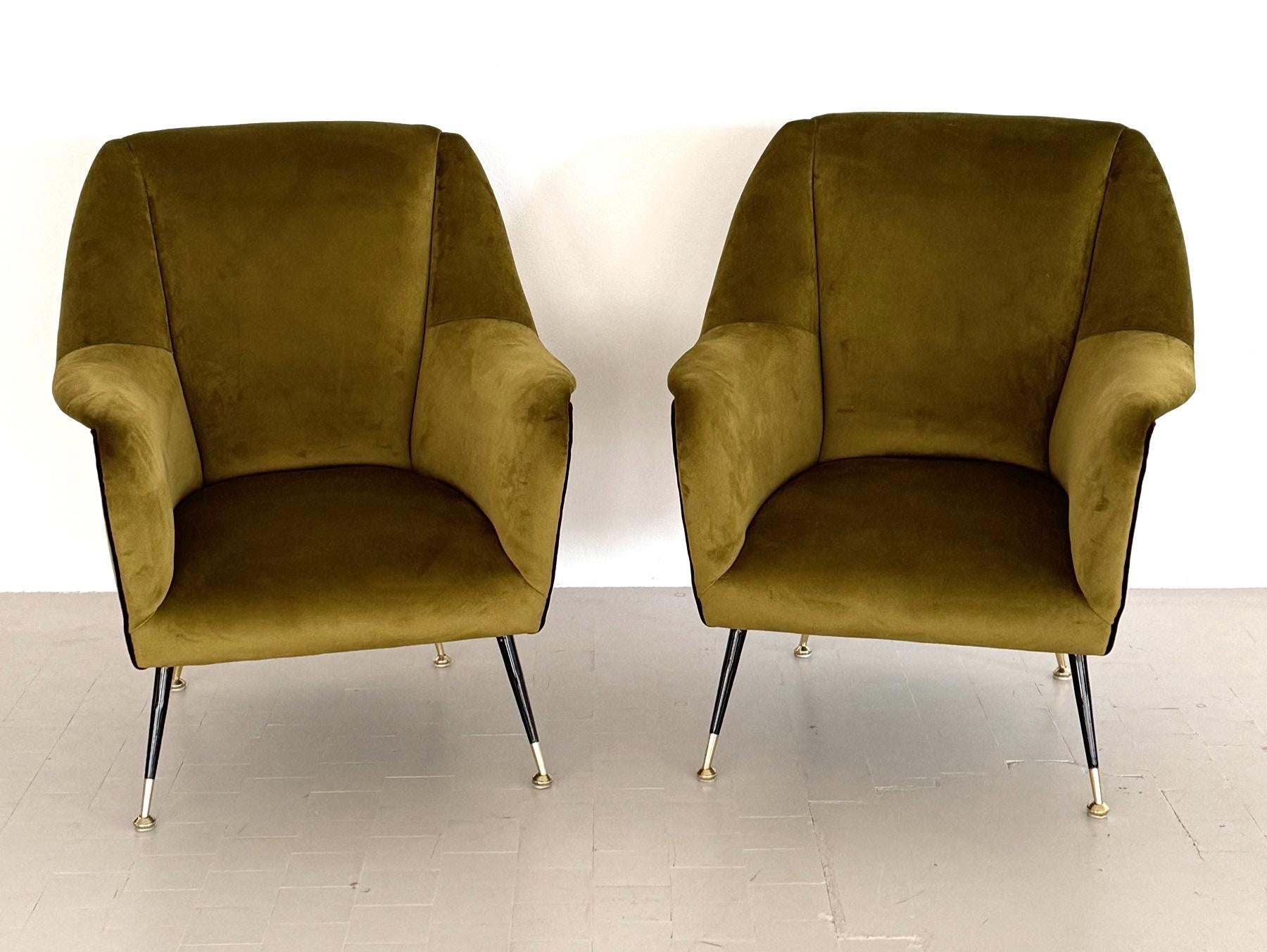 Paar italienische Designer-Sessel aus grünem Moossamt mit Messingfüßen, 1950er Jahre (Moderne der Mitte des Jahrhunderts) im Angebot
