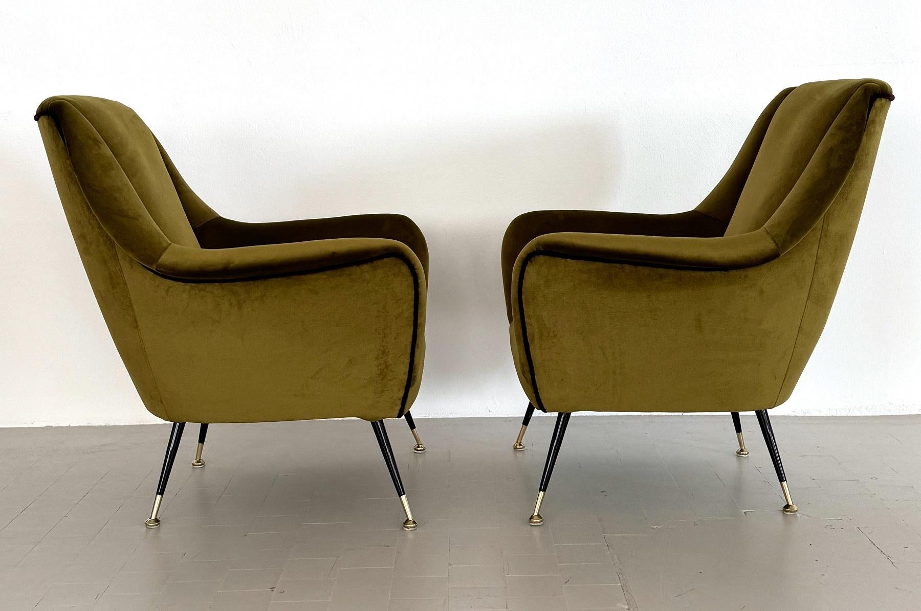 Mid-20th Century Italian Designer Pair of Armchairs in Green Moss Velvet with Brass Feet, 1950s For Sale