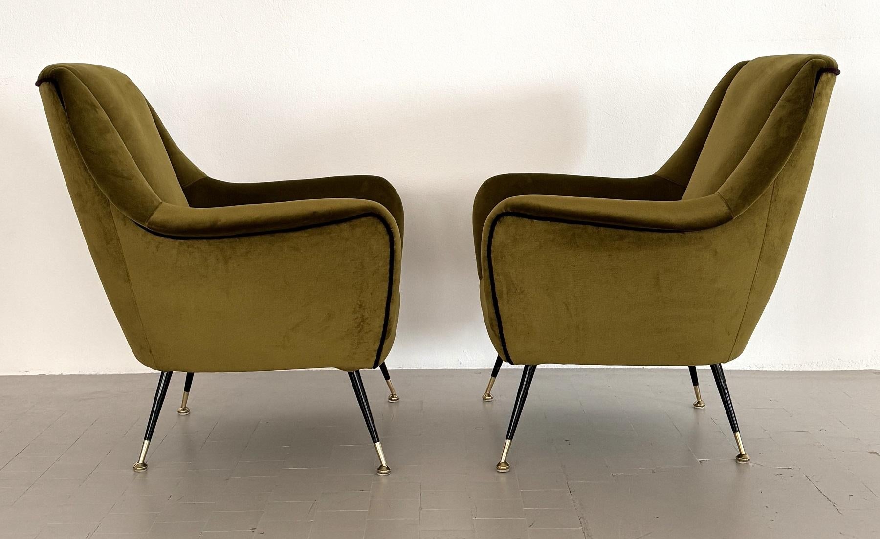 Paar italienische Designer-Sessel aus grünem Moossamt mit Messingfüßen, 1950er Jahre im Zustand „Gut“ im Angebot in Morazzone, Varese