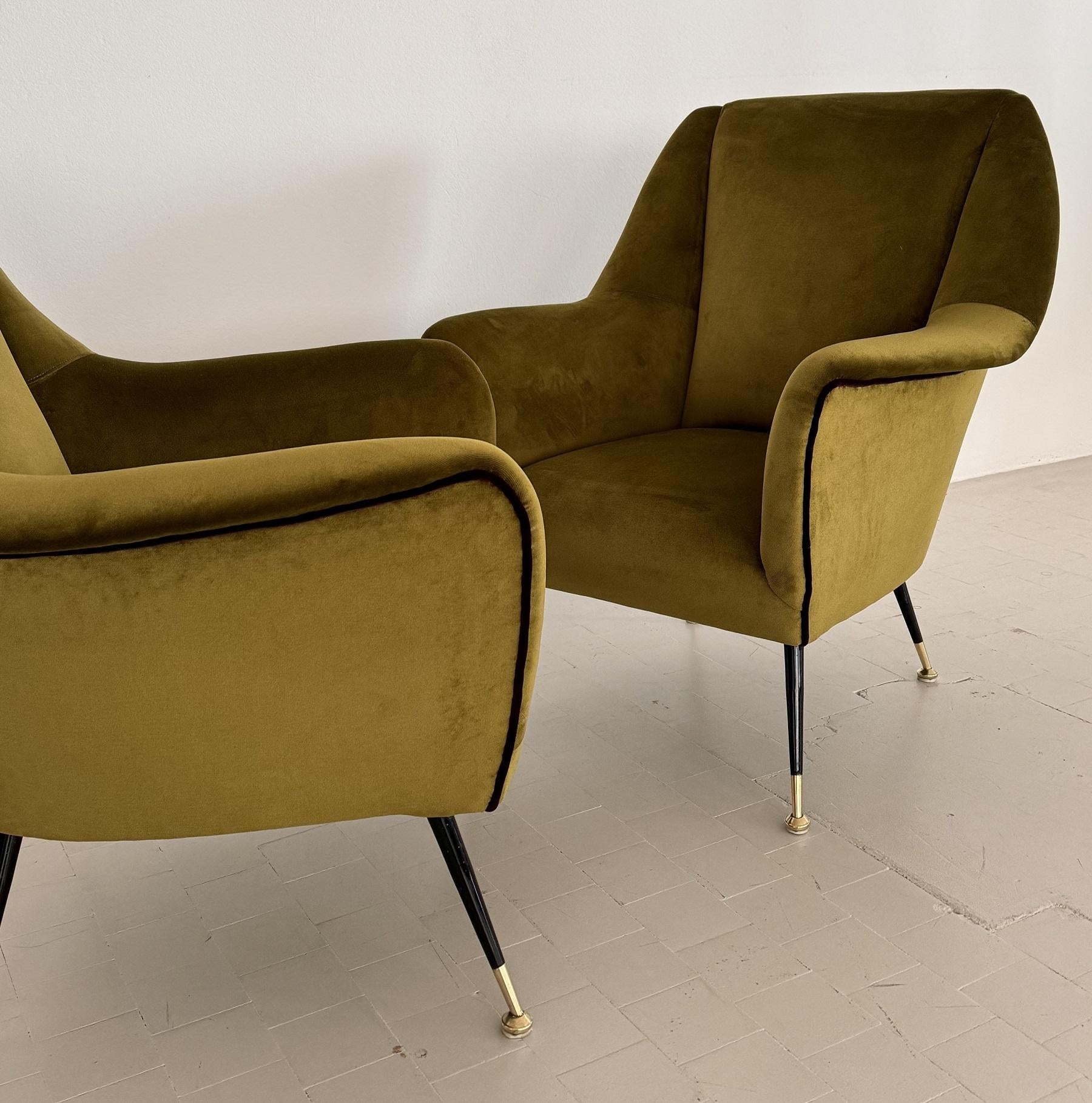 Paar italienische Designer-Sessel aus grünem Moossamt mit Messingfüßen, 1950er Jahre (Mitte des 20. Jahrhunderts) im Angebot
