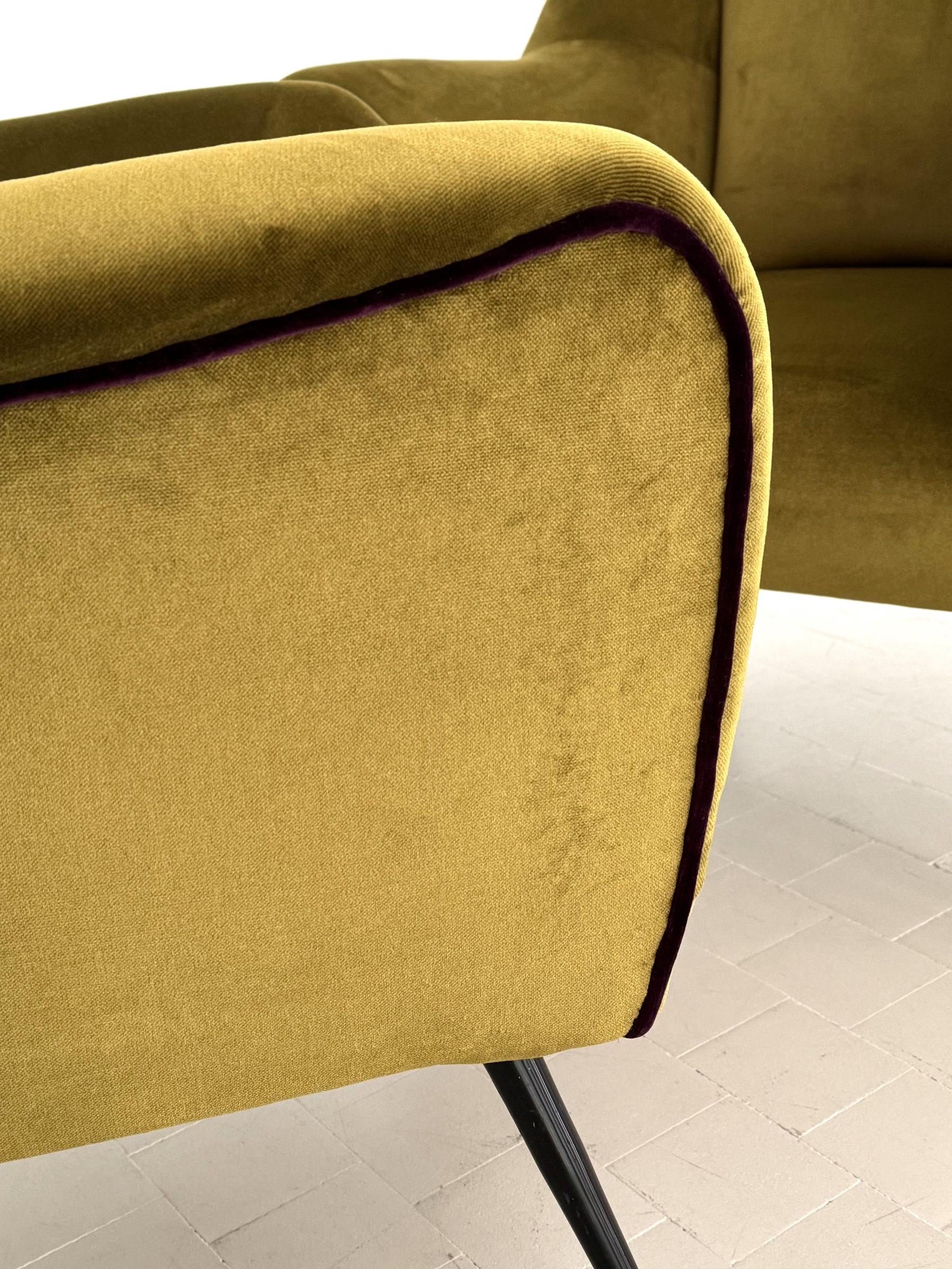 Italian Designer Pair of Armchairs in Green Moss Velvet with Brass Feet, 1950s For Sale 3