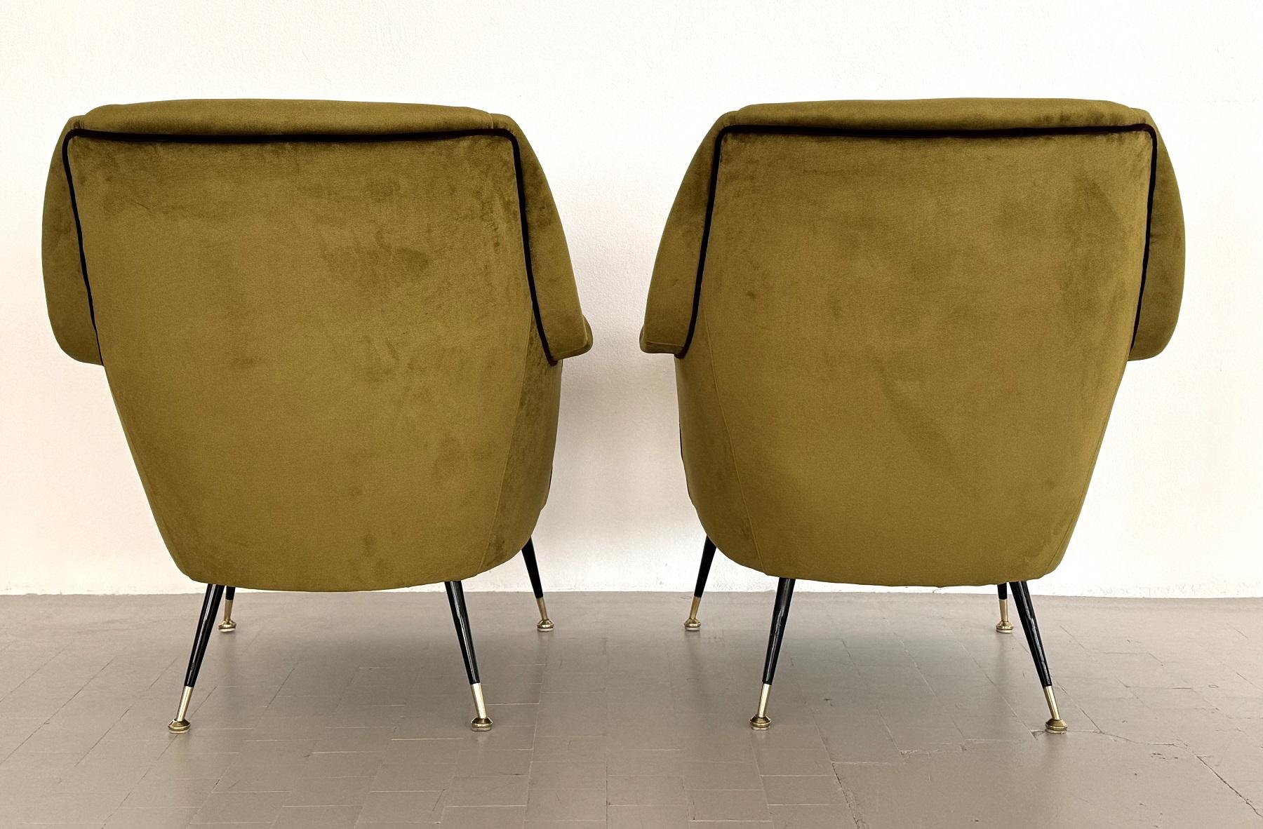Italian Designer Pair of Armchairs in Green Moss Velvet with Brass Feet, 1950s For Sale 4