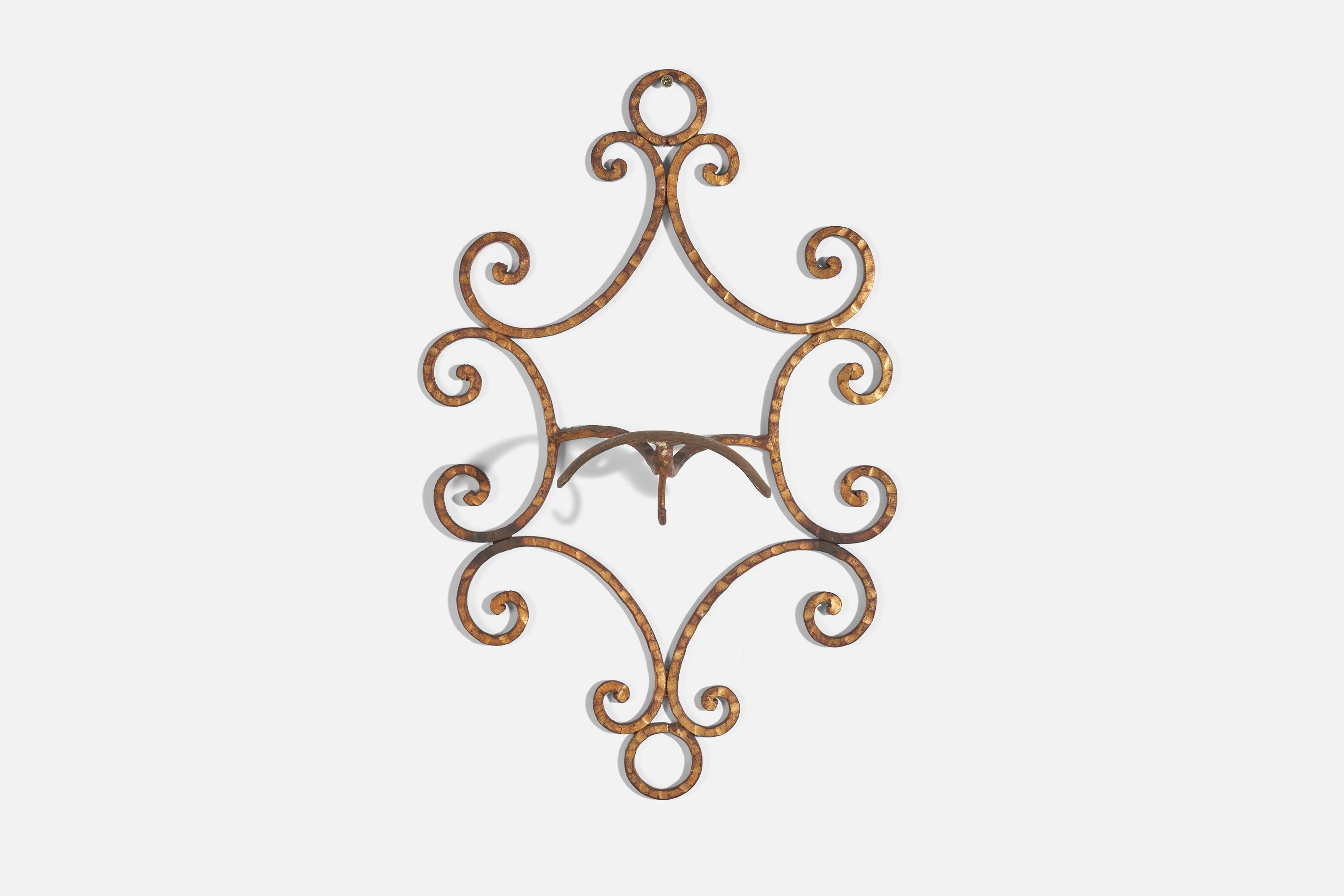 Paire de porte-manteaux en laiton conçus et produits par un designer italien, Italie, années 1930.