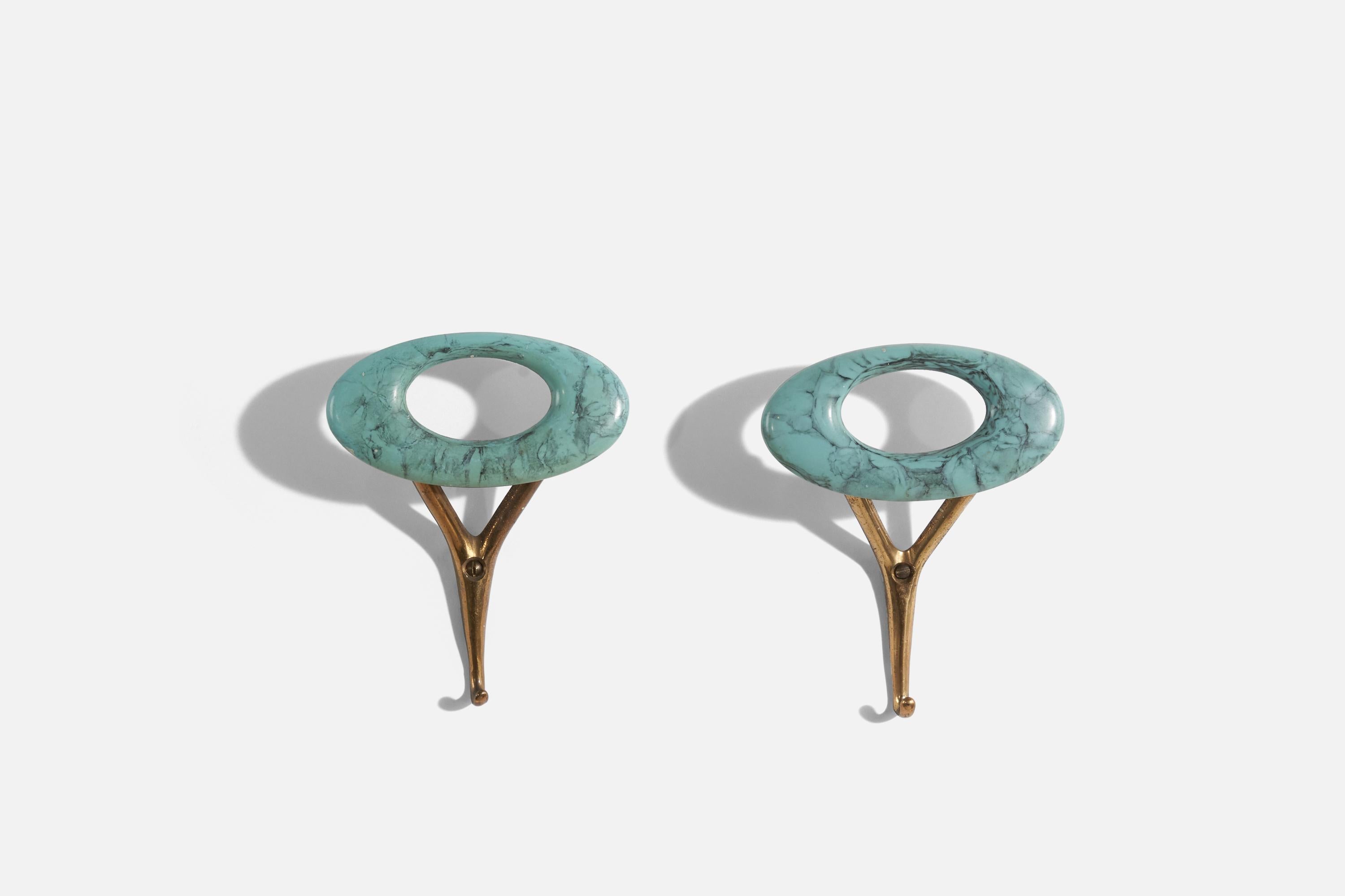 Une paire de porte-manteaux en laiton et en résine, conçus et produits par un designer italien, Italie, années 1940.