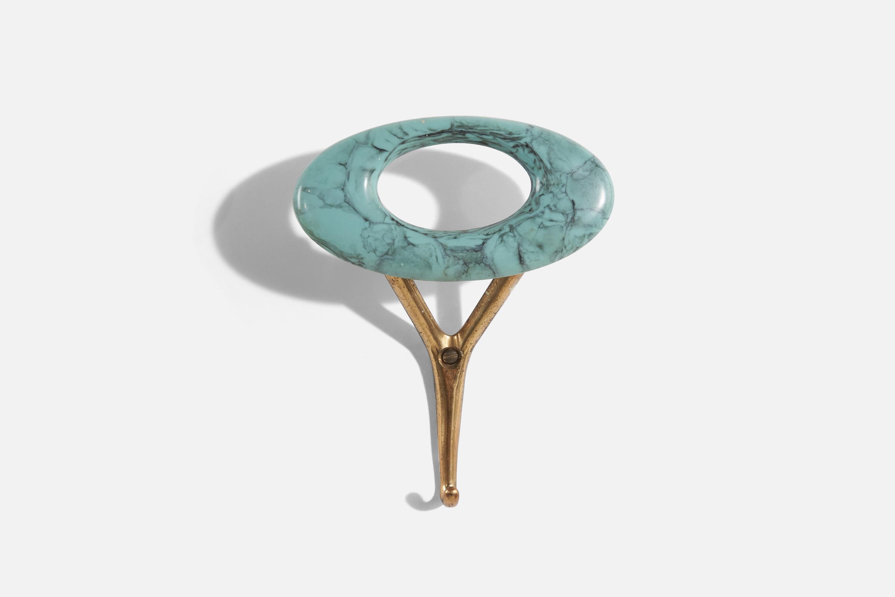 Designer italien, paire de porte-manteaux, laiton, résine, Italie, années 1940 Bon état - En vente à High Point, NC