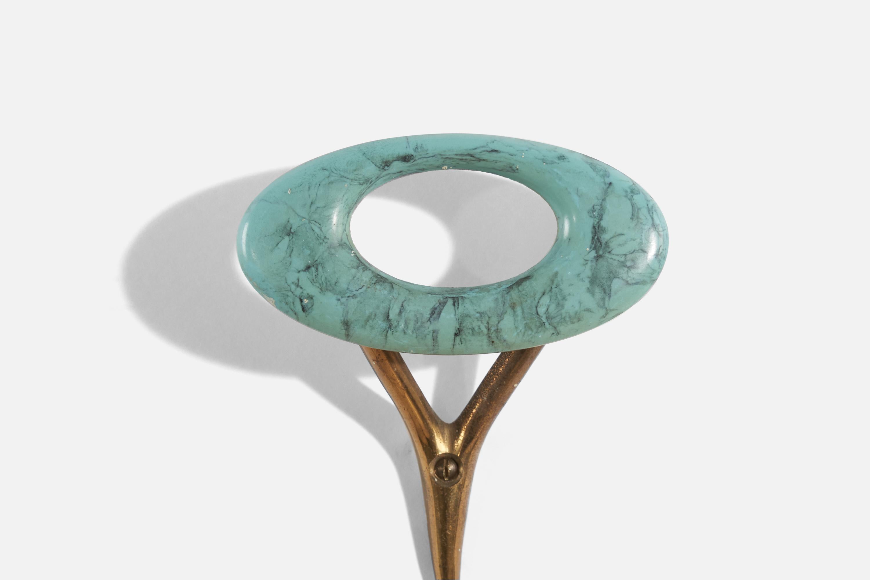 Milieu du XXe siècle Designer italien, paire de porte-manteaux, laiton, résine, Italie, années 1940 en vente