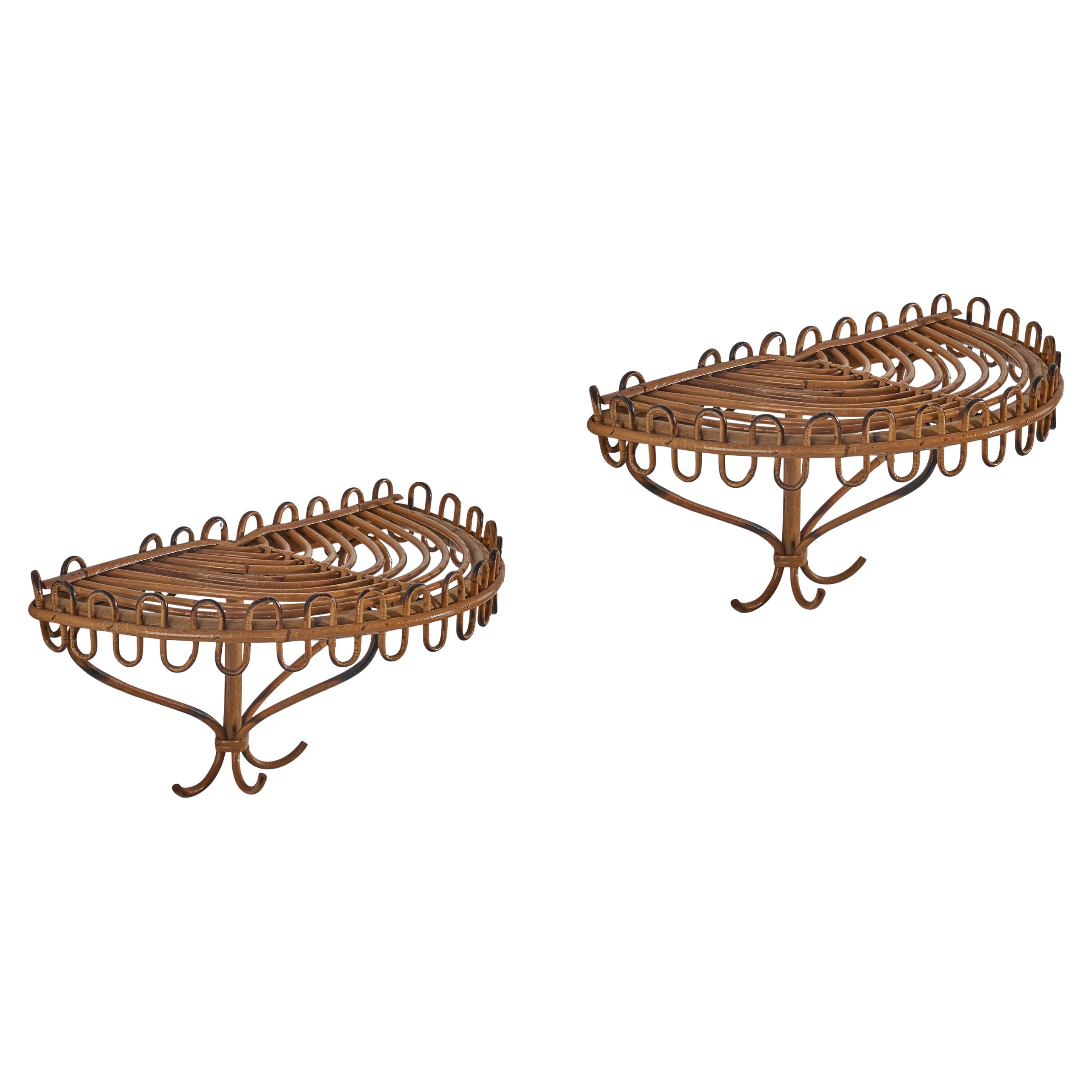 Italienischer Designer, Paar wandmontierte Konsolen, Bambus, Rattan, 1960er Jahre