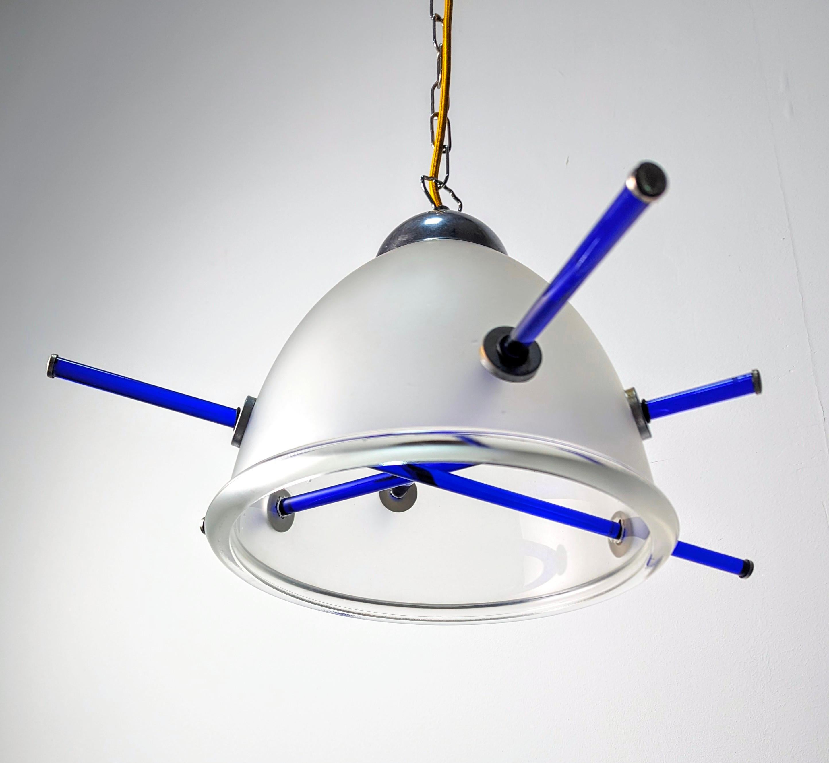 Italienische Lampe mit einem spektakulären Design mit Murano-Glas in Kobaltblau, das seine volle Farbe hervorhebt, wenn es eingeschaltet ist, während es das durchscheinende Glas in verschiedenen Winkeln kreuzt, wodurch ein attraktiver Memphis-Stil