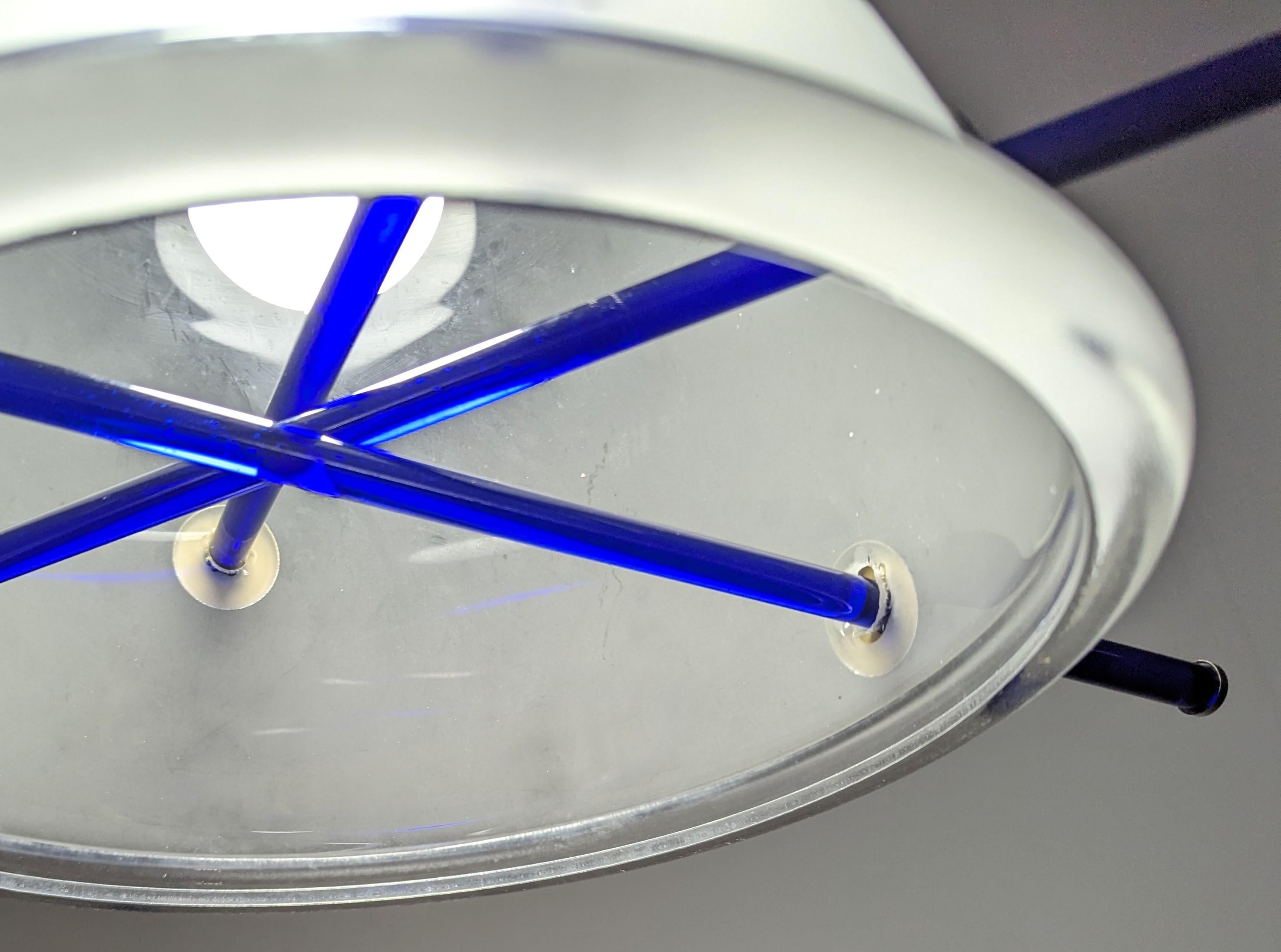 Mid-Century Modern Lampe suspendue de designer italien avec verre Murano bleu en vente