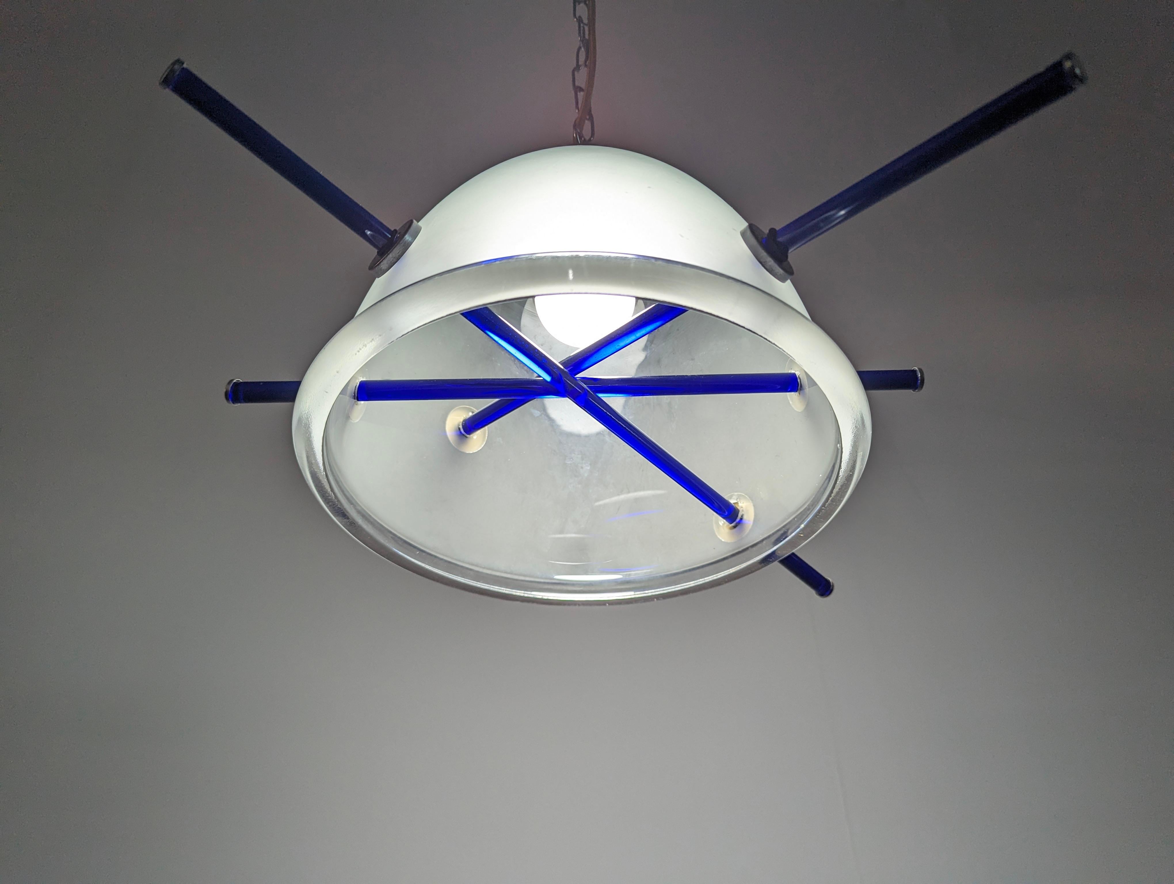 20ième siècle Lampe suspendue de designer italien avec verre Murano bleu en vente