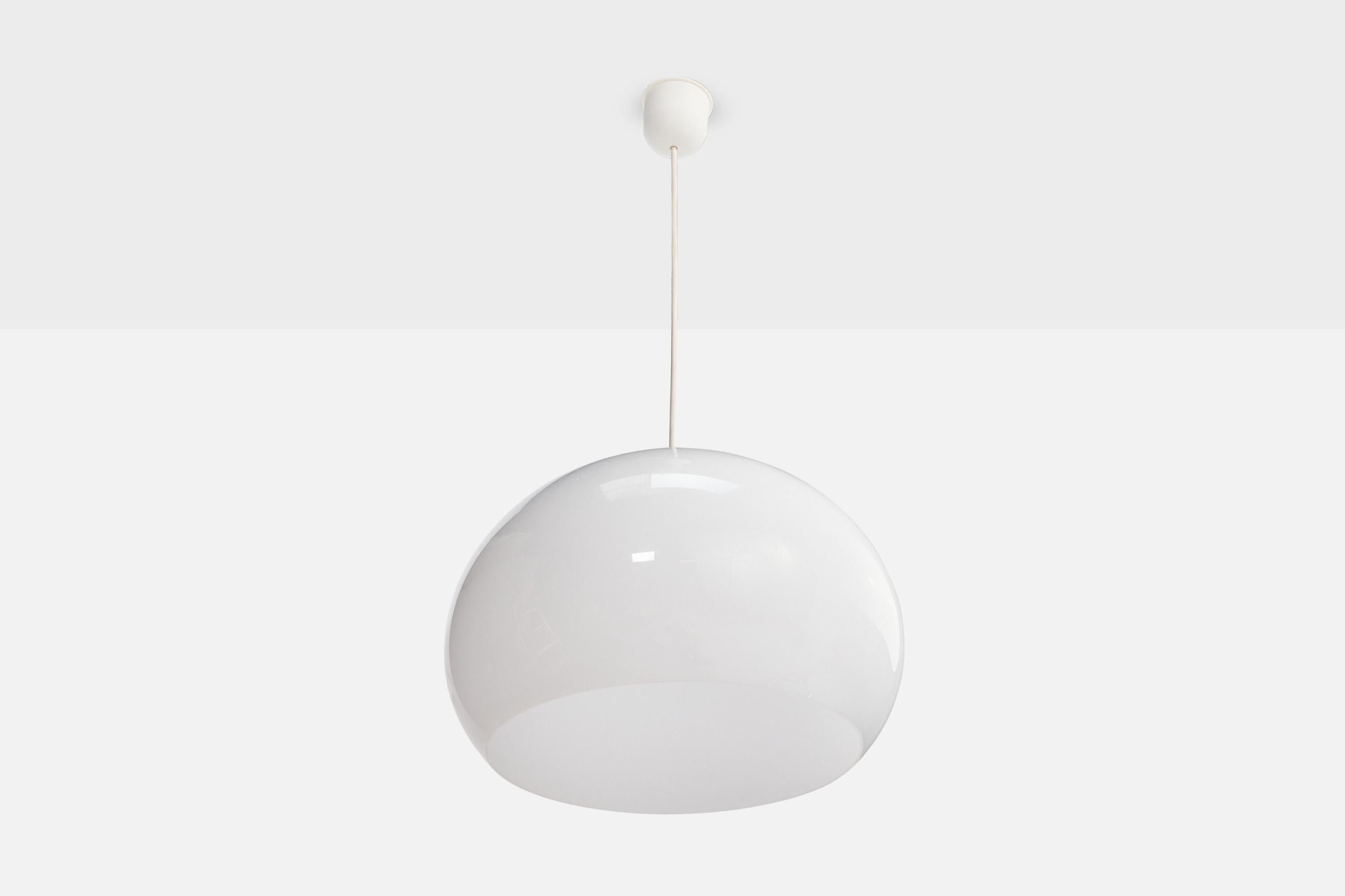 Una lampada a sospensione in acrilico bianco progettata e prodotta in Italia, negli anni '70 circa.

Dimensioni complessive (pollici): 30,5 