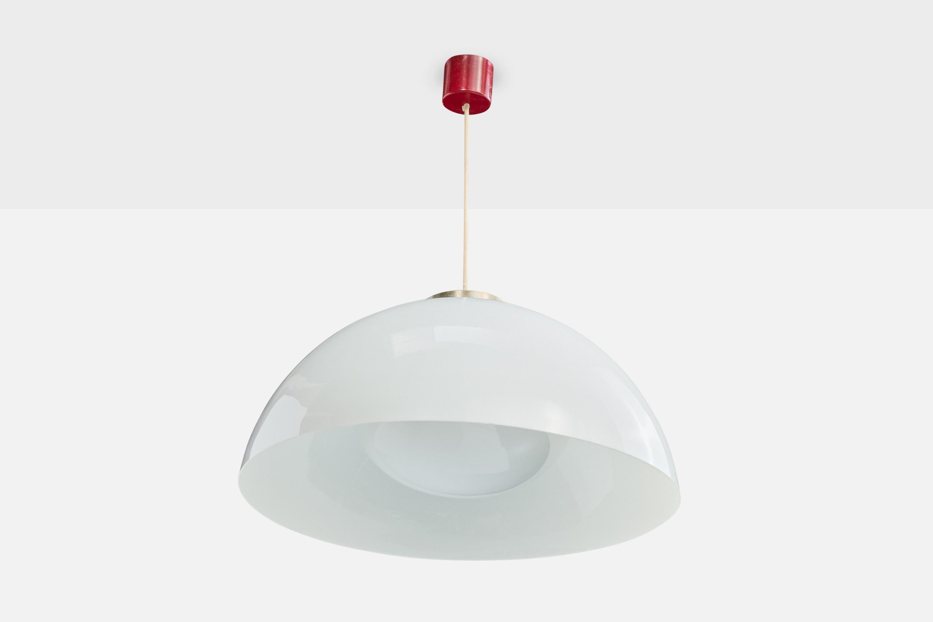 Una lampada a sospensione in acrilico opalino bianco, metallo e plastica rossa probabilmente progettata e prodotta in Italia, negli anni '70 circa.

Dimensioni complessive (pollici): 35.0 