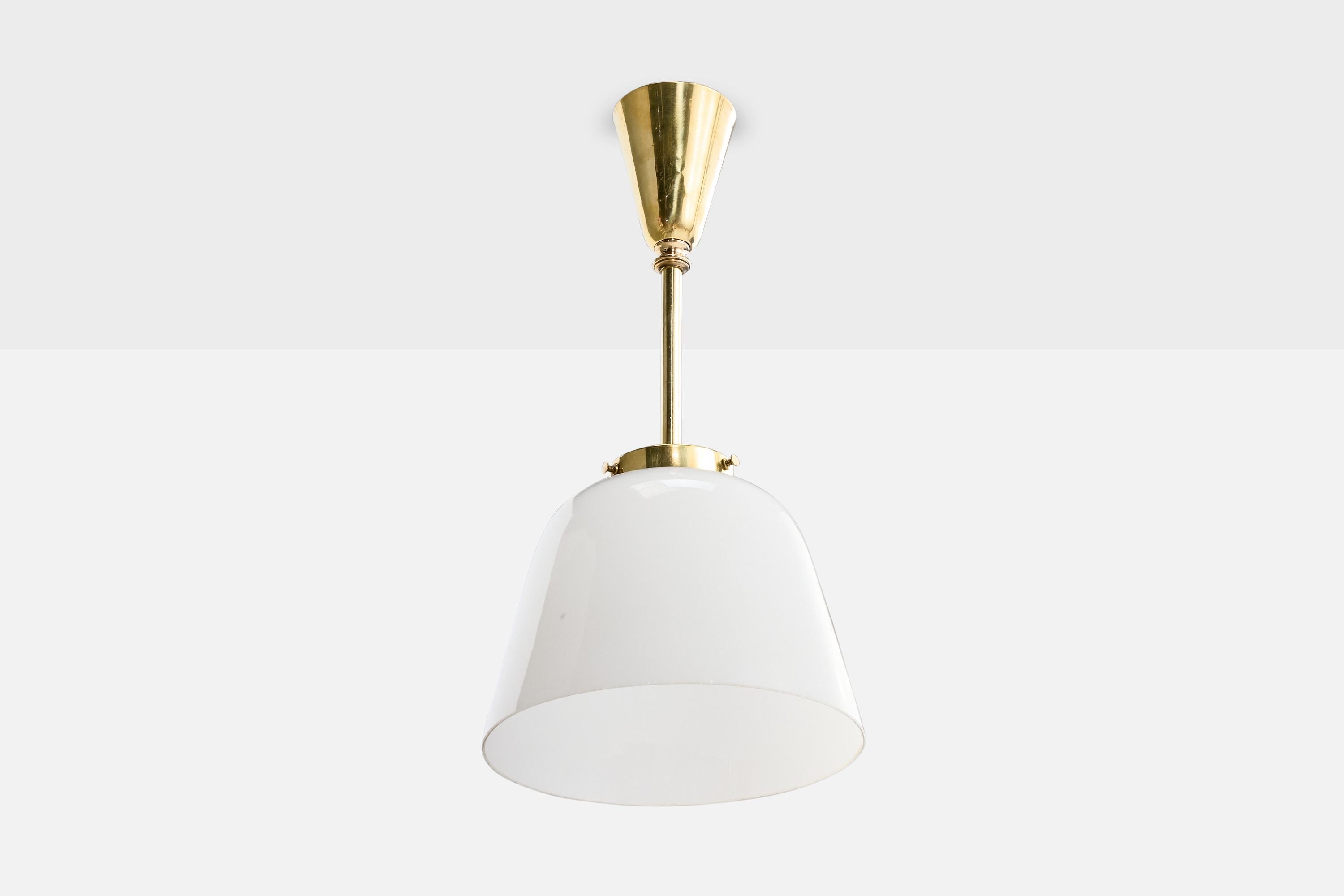 Lampada a sospensione in ottone e vetro opalino bianco progettata e prodotta in Italia, anni '1950 circa.

Dimensioni complessive (pollici): 16,0 