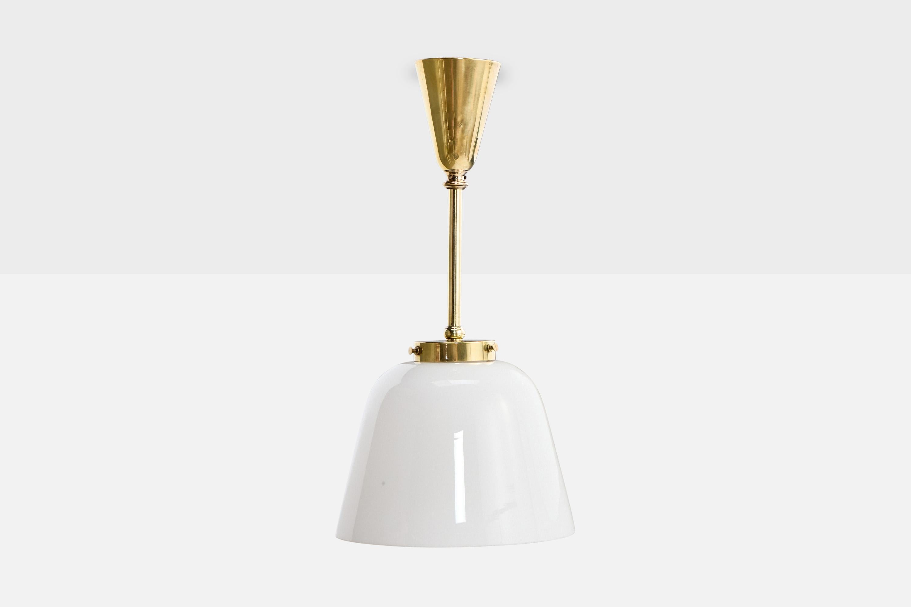 Mid-Century moderno Designer italiano, lampada a sospensione, ottone, vetro, anni '50 in vendita