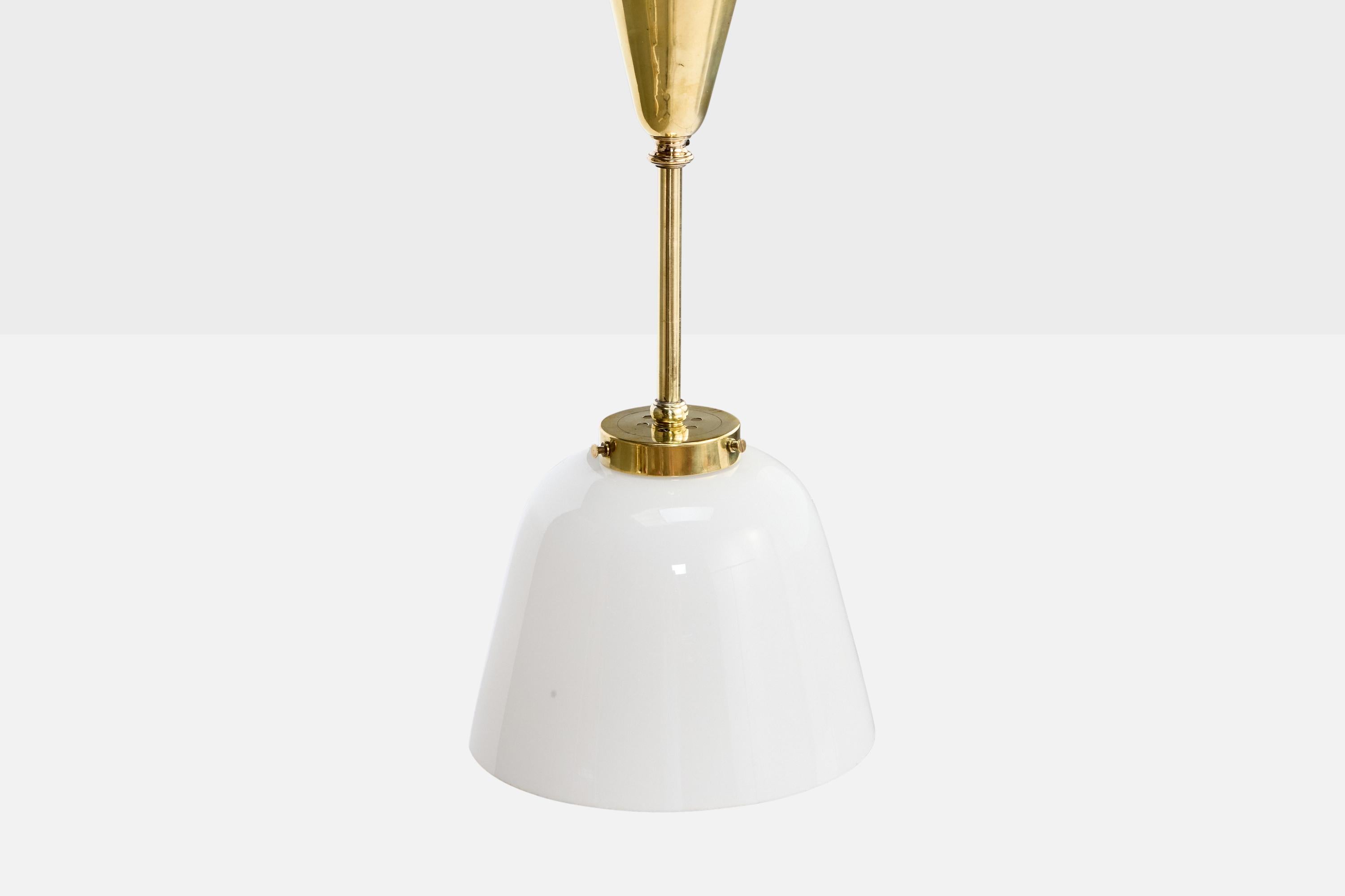 Italiano Designer italiano, lampada a sospensione, ottone, vetro, anni '50 in vendita