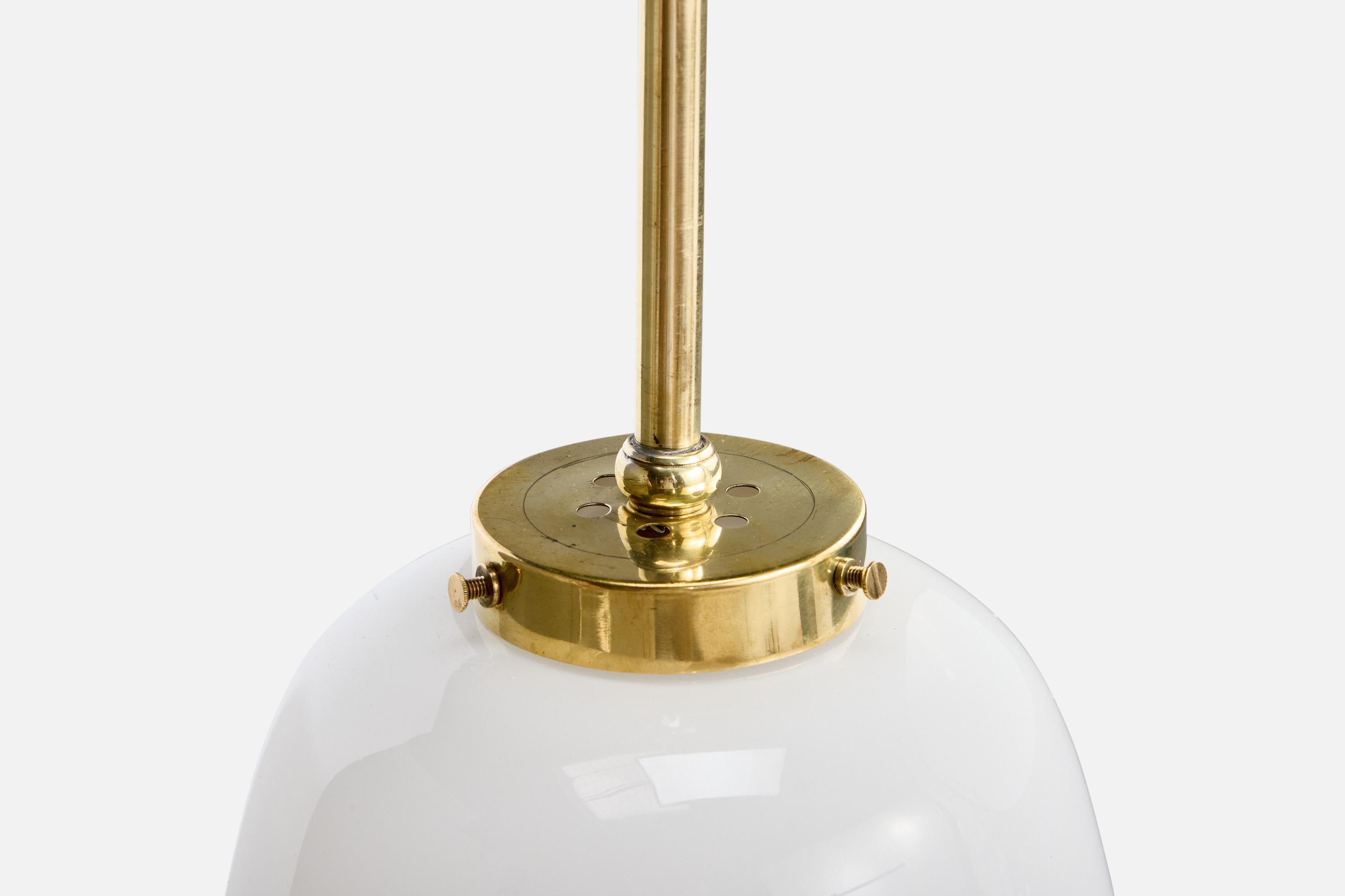 Metà XX secolo Designer italiano, lampada a sospensione, ottone, vetro, anni '50 in vendita