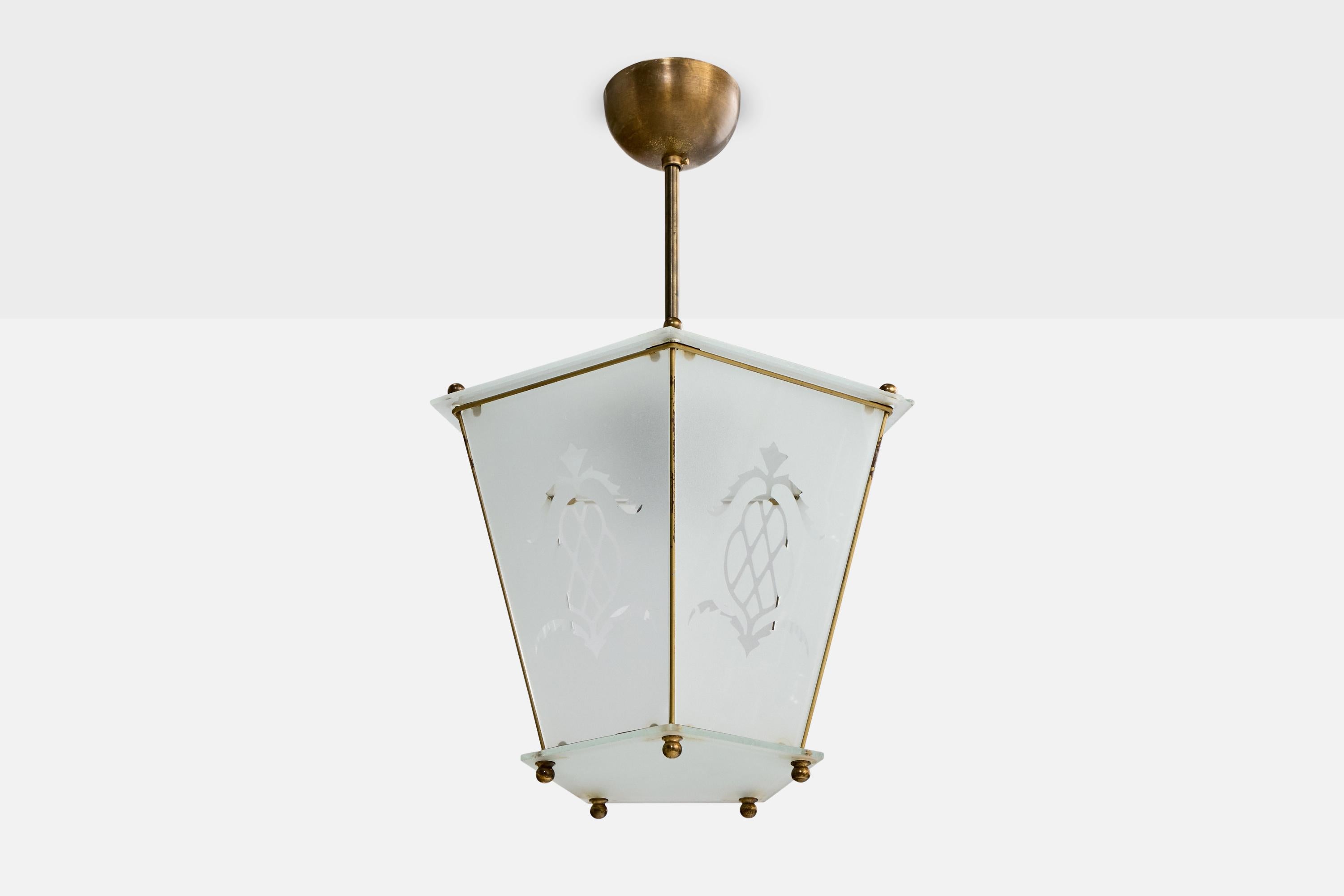 Suspension en laiton et verre gravé, conçue et produite en Italie, C.C. 1940.

Dimensions globales (pouces) : 19.25 