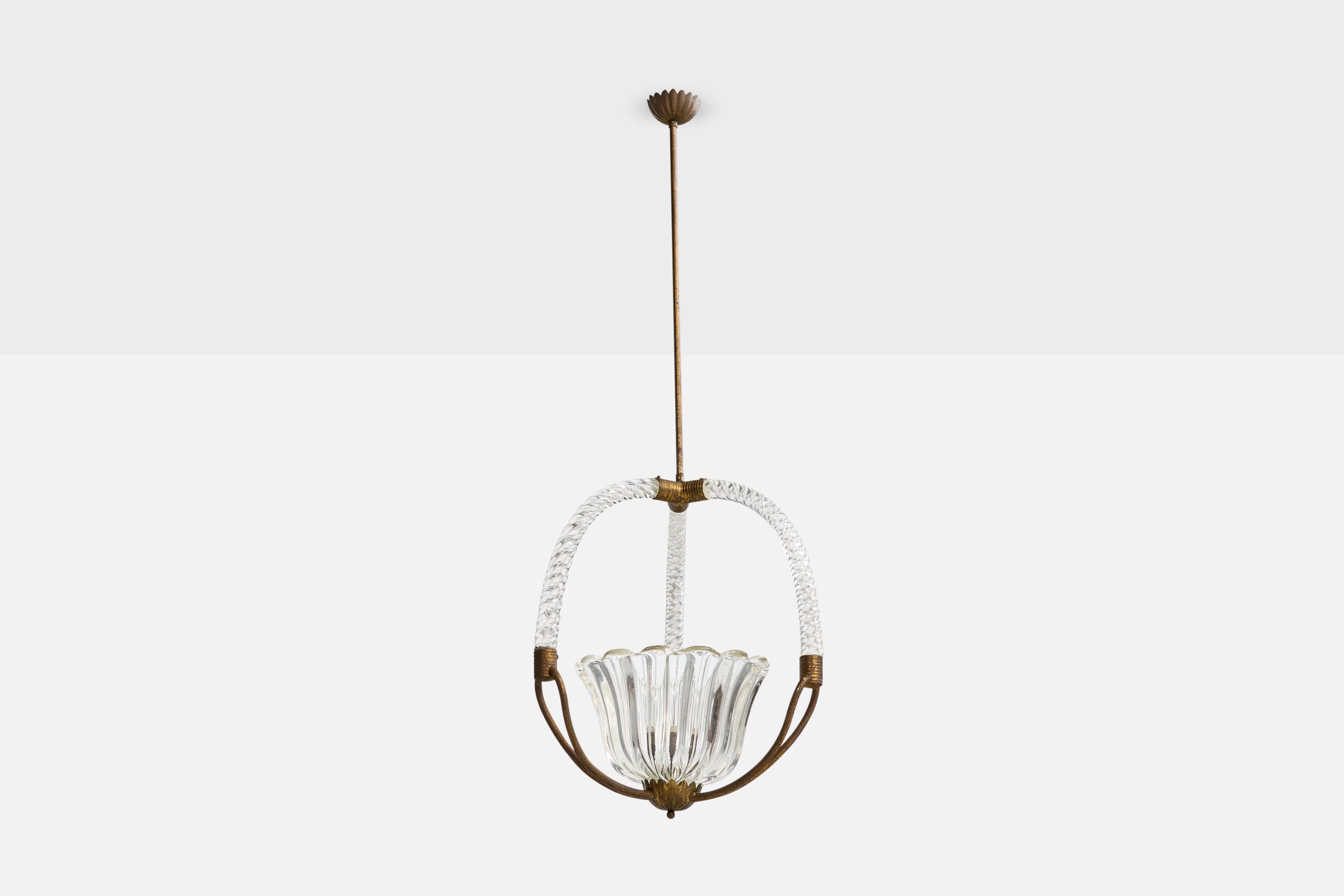 Una lampada a sospensione in ottone e vetro di Murano progettata e prodotta in Italia, . 1940s.

Dimensioni complessive (pollici): 43,0 