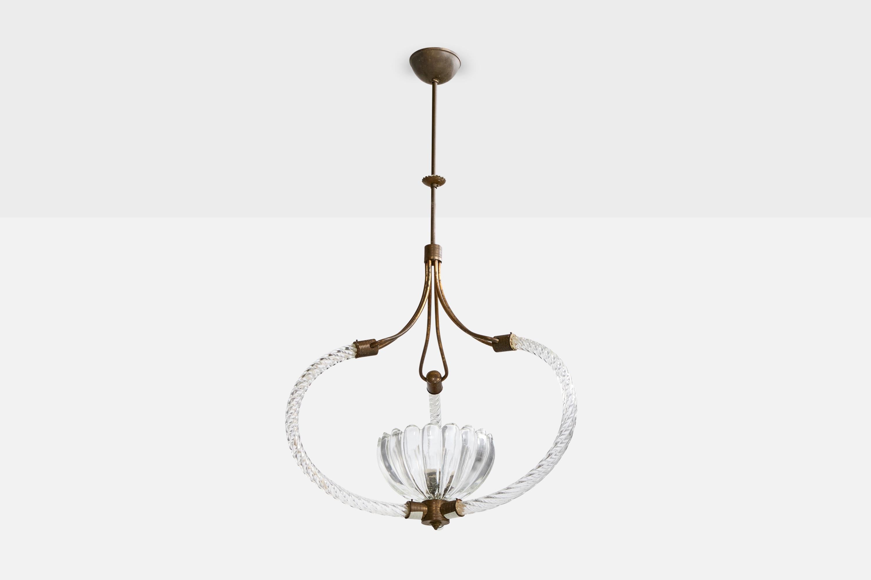 Lámpara colgante de latón y cristal de murano diseñada y fabricada en Italia, c. 1940.

Dimensiones totales (pulgadas): 37,0 