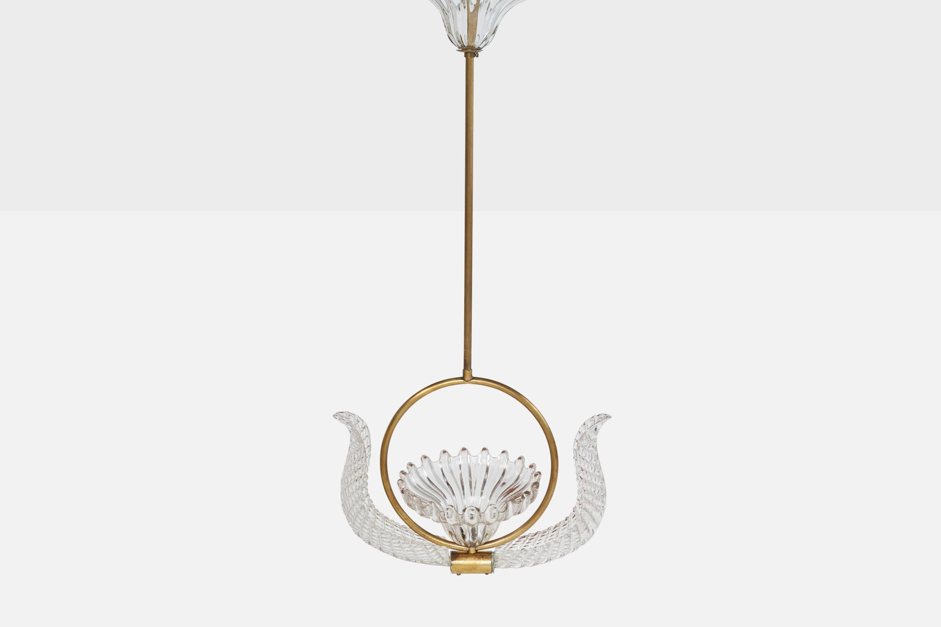 Designer italiano, lampada a sospensione, ottone, vetro, Italia, anni '40 In condizioni buone in vendita a High Point, NC