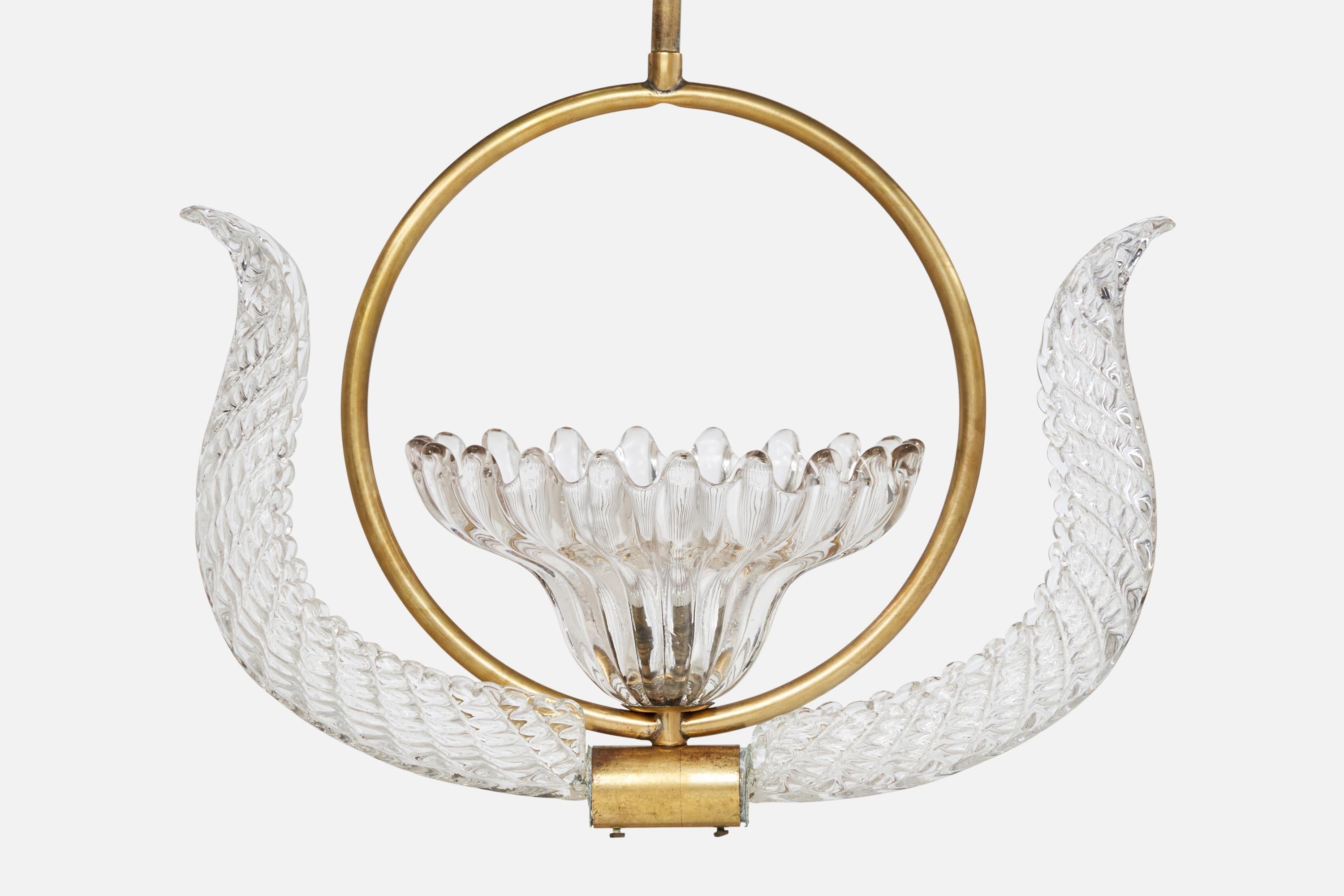 Metà XX secolo Designer italiano, lampada a sospensione, ottone, vetro, Italia, anni '40 in vendita