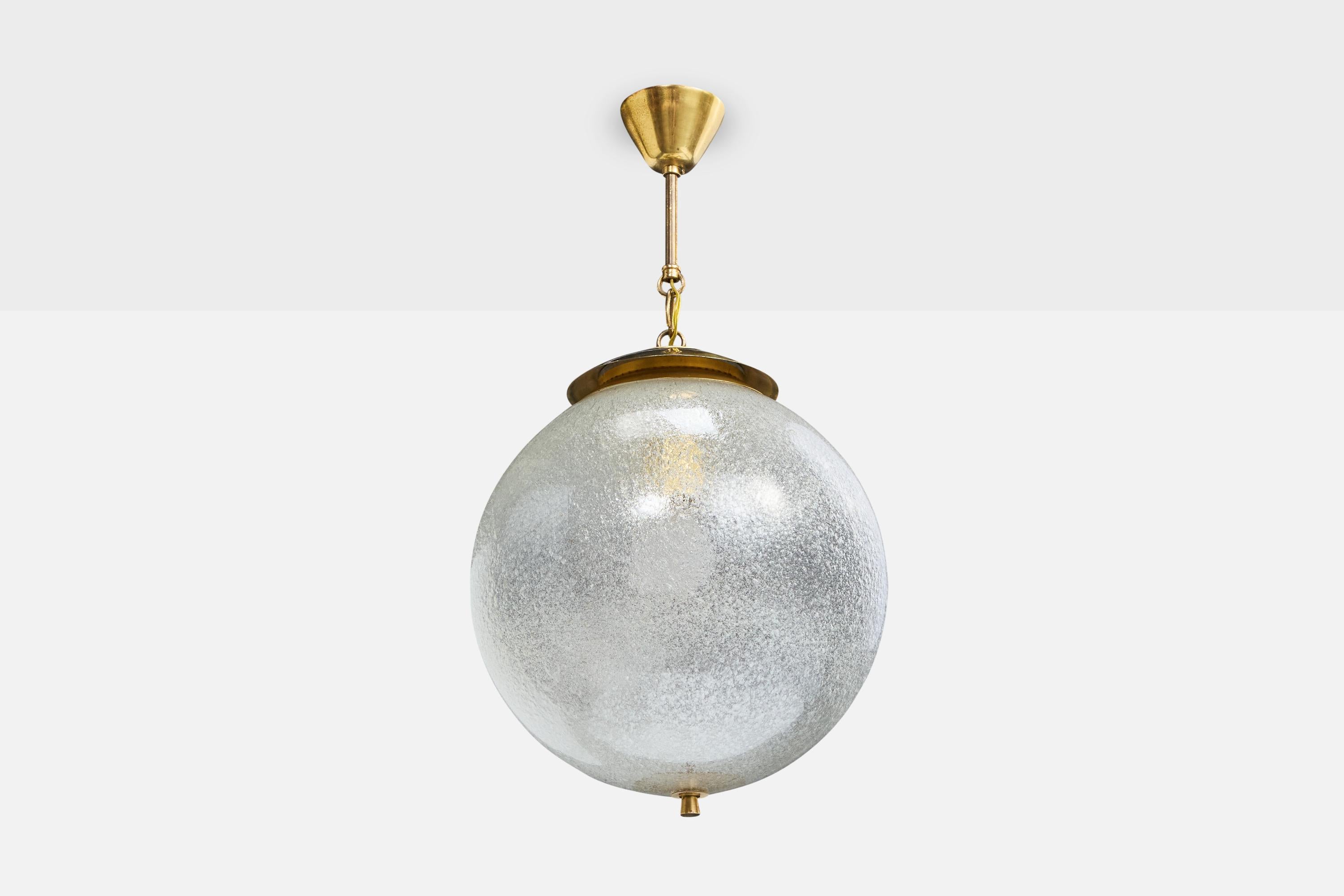 Lampada a sospensione in ottone e vetro pulegoso progettata e prodotta in Italia, anni '50 circa.

Dimensioni complessive (pollici): 19.0 