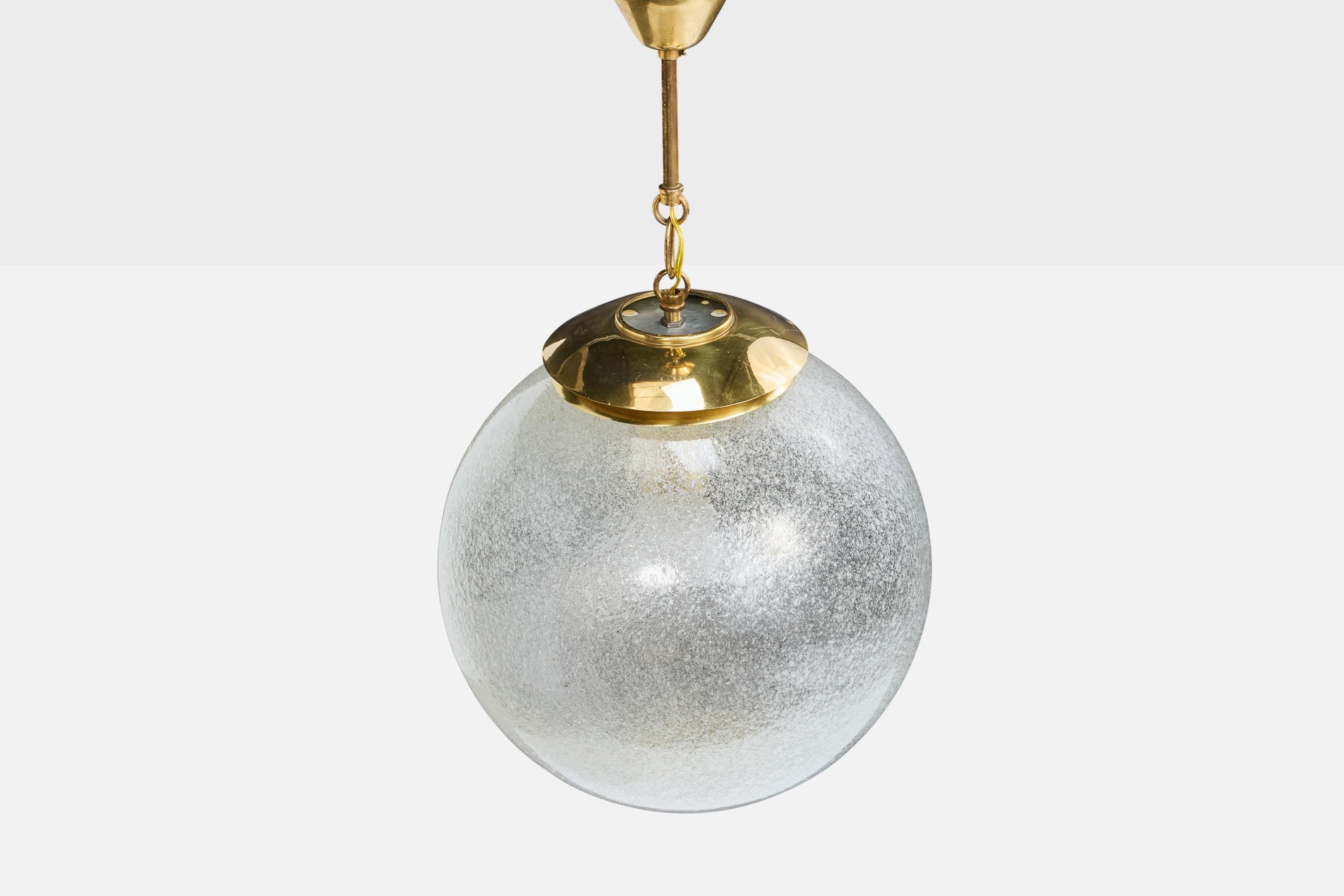 Italiano Designer italiano, lampada a sospensione, ottone, vetro, Italia, anni '50 in vendita