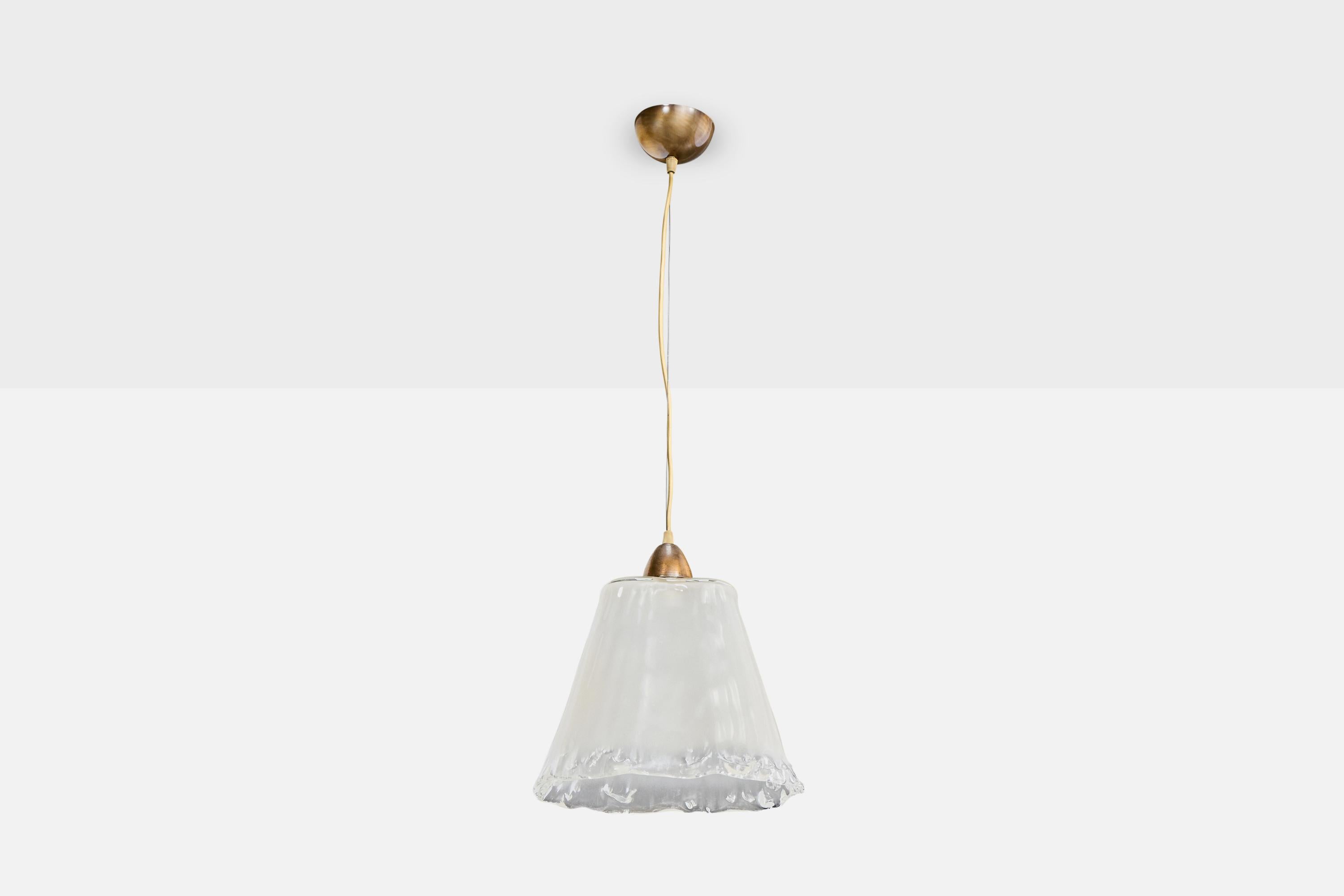 Une lampe suspendue en verre de Murano et en laiton conçue et produite en Italie, C.C.

Dimensions globales (pouces) : 33.5 