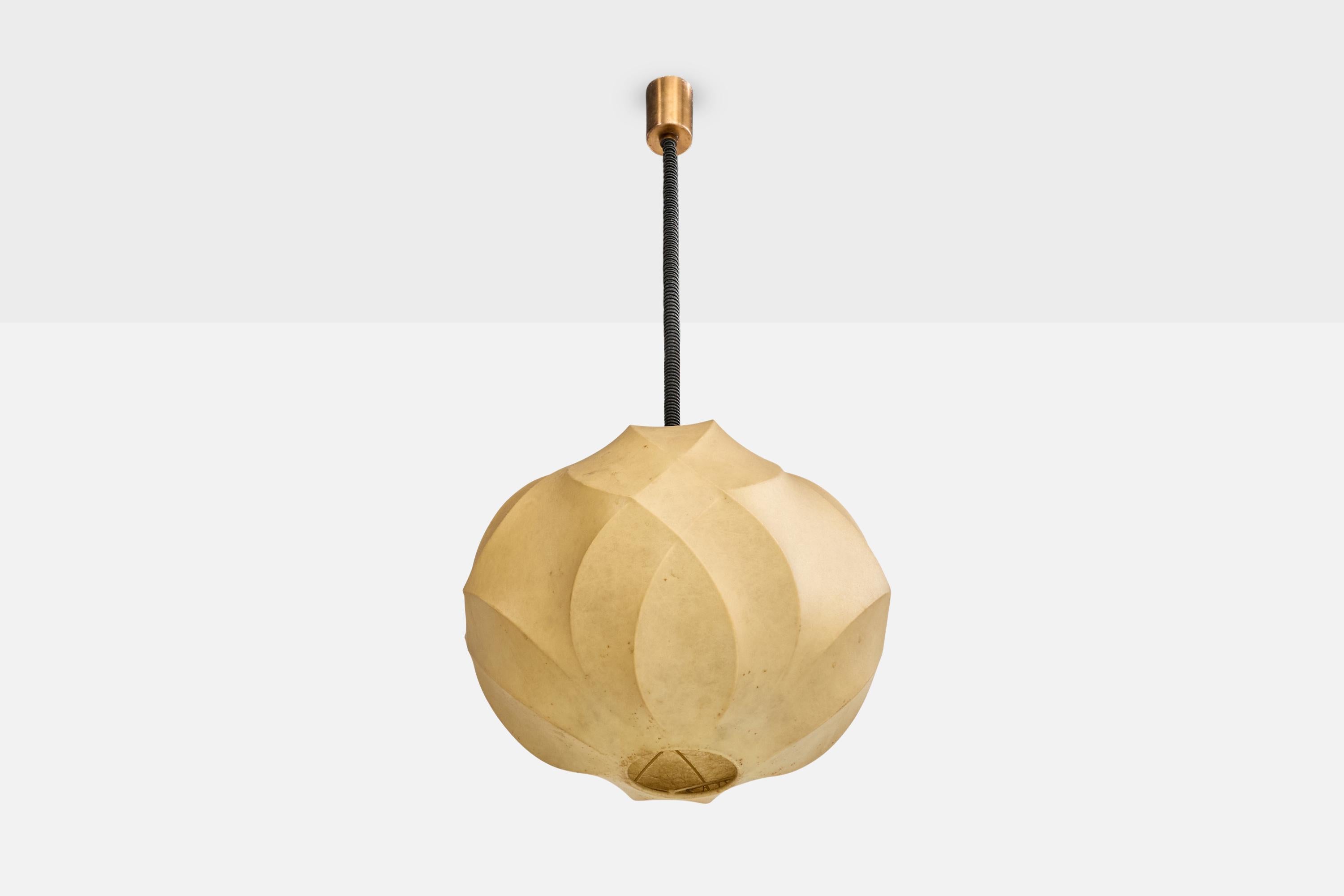 Lampada a sospensione in ottone e resina beige progettata e prodotta in Italia, anni '60 circa.

Dimensioni complessive (pollici): 33,0 