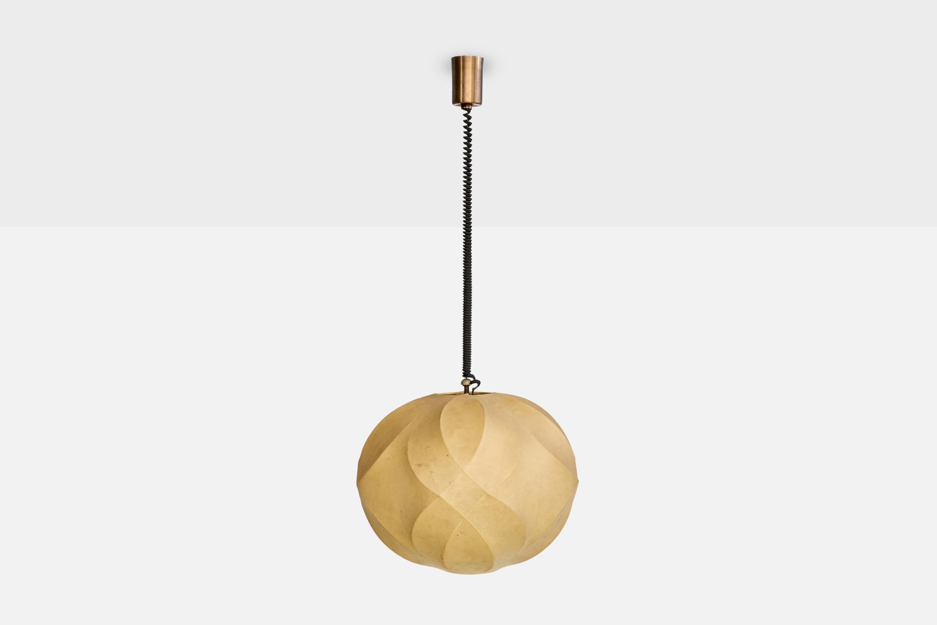 Mid-Century moderno Designer italiano, lampada a sospensione, ottone, resina, Italia, anni '60 in vendita
