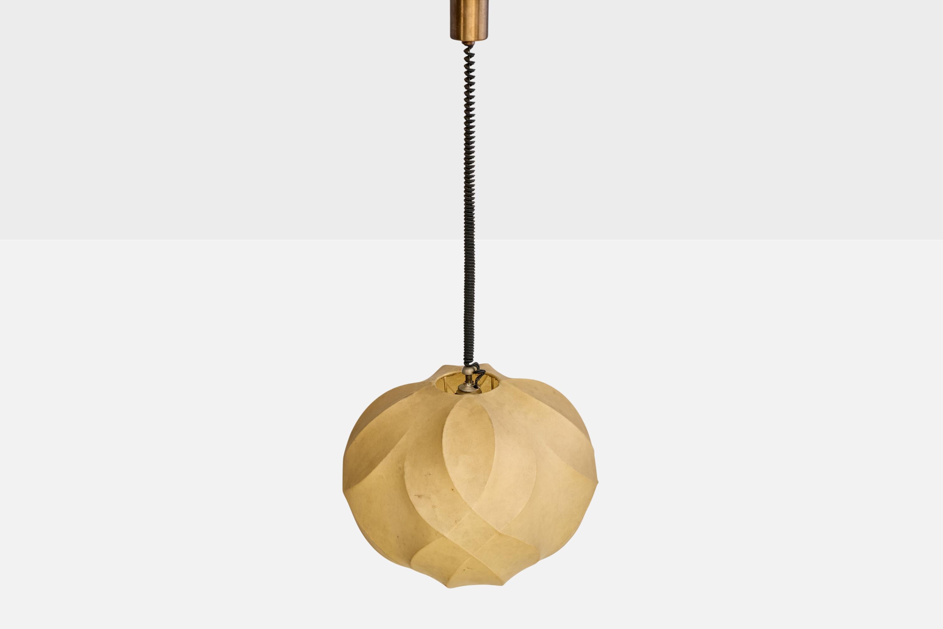 Italiano Designer italiano, lampada a sospensione, ottone, resina, Italia, anni '60 in vendita