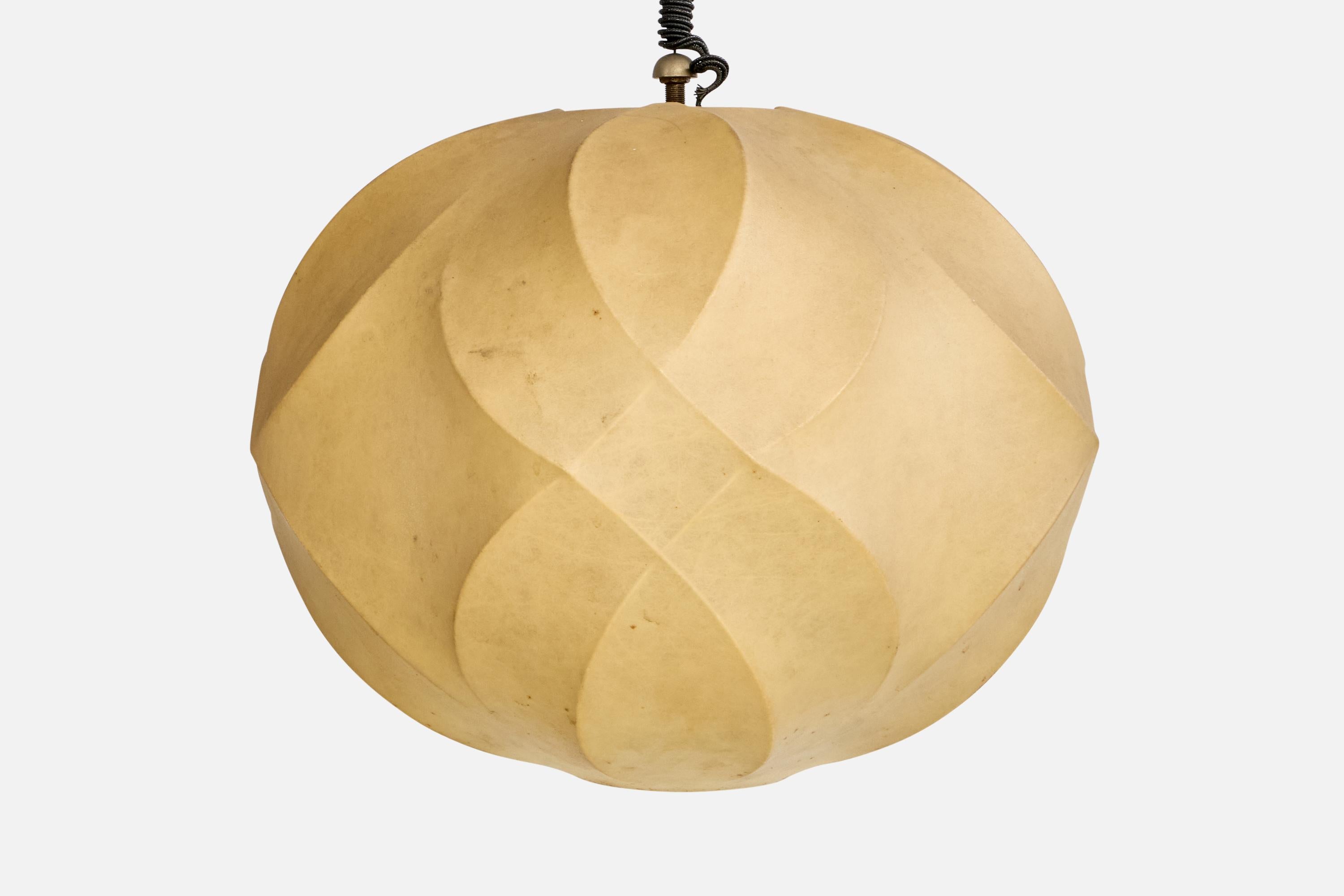 Designer italiano, lampada a sospensione, ottone, resina, Italia, anni '60 In condizioni buone in vendita a High Point, NC