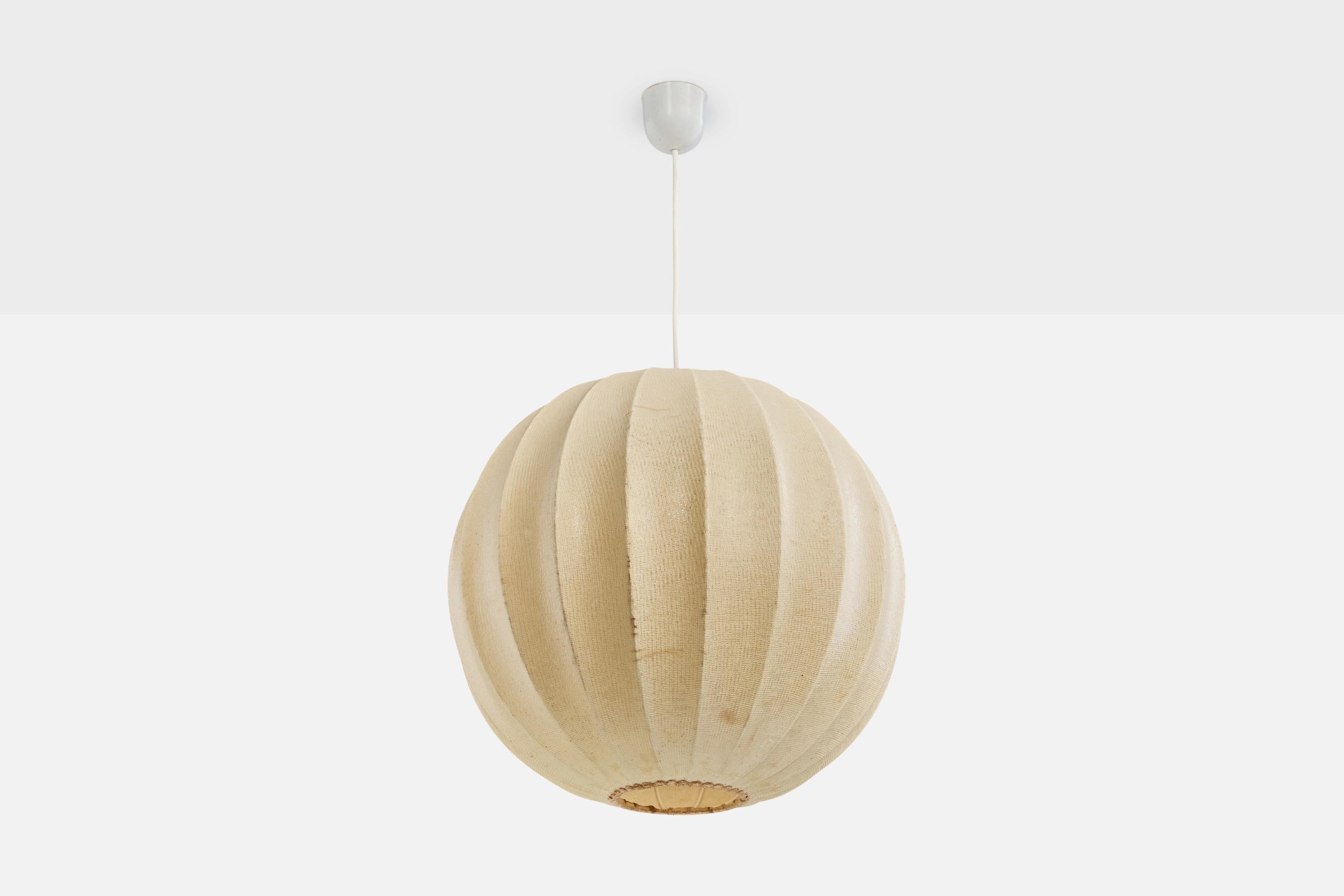 Lampada a sospensione in tessuto beige resinato progettata e prodotta in Italia, anni '60 circa.

Dimensioni complessive (pollici): 29,5 