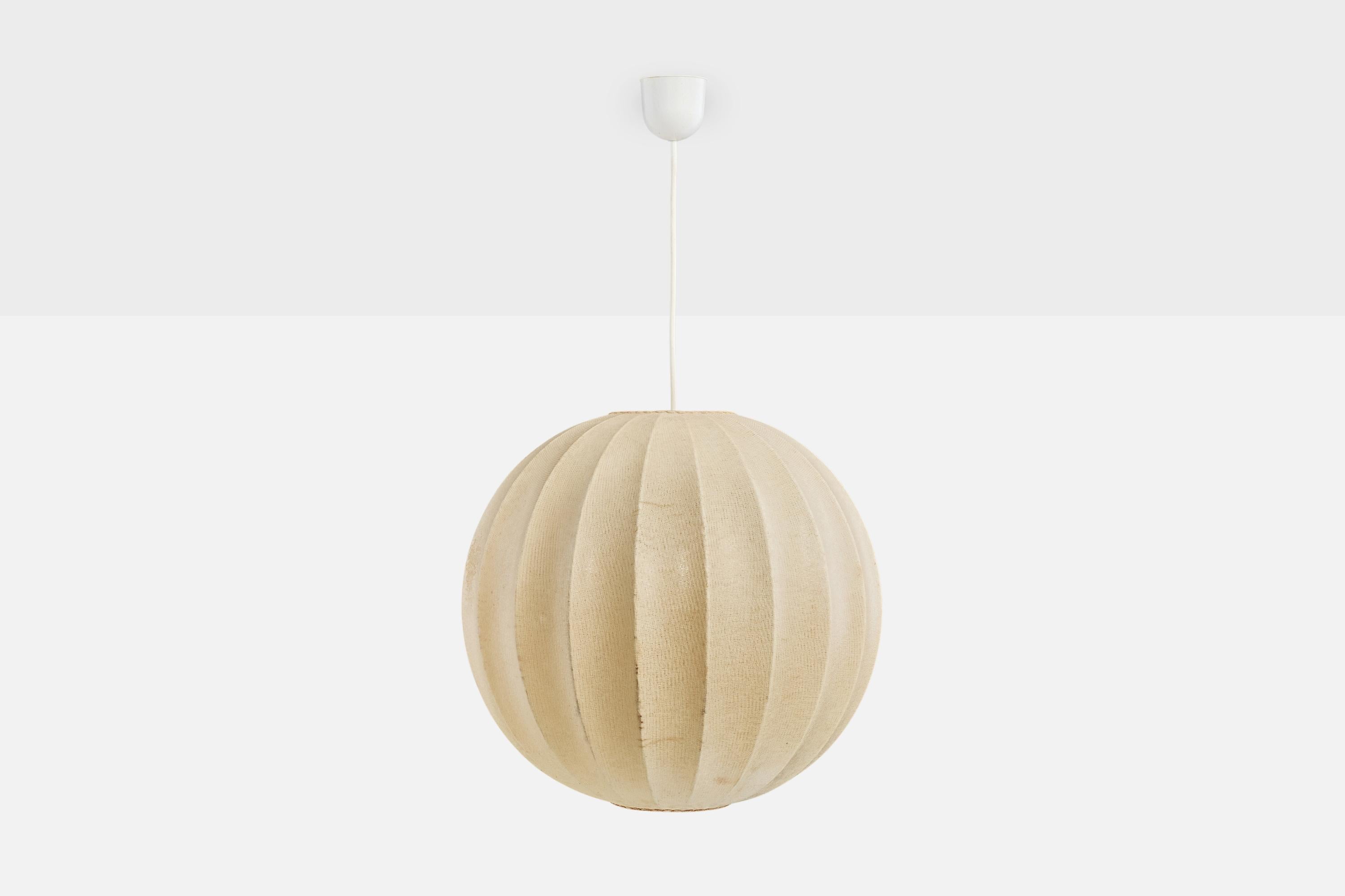 Mid-Century moderno Designer italiano, lampada a sospensione, tessuto, resina, Italia, anni '60 in vendita