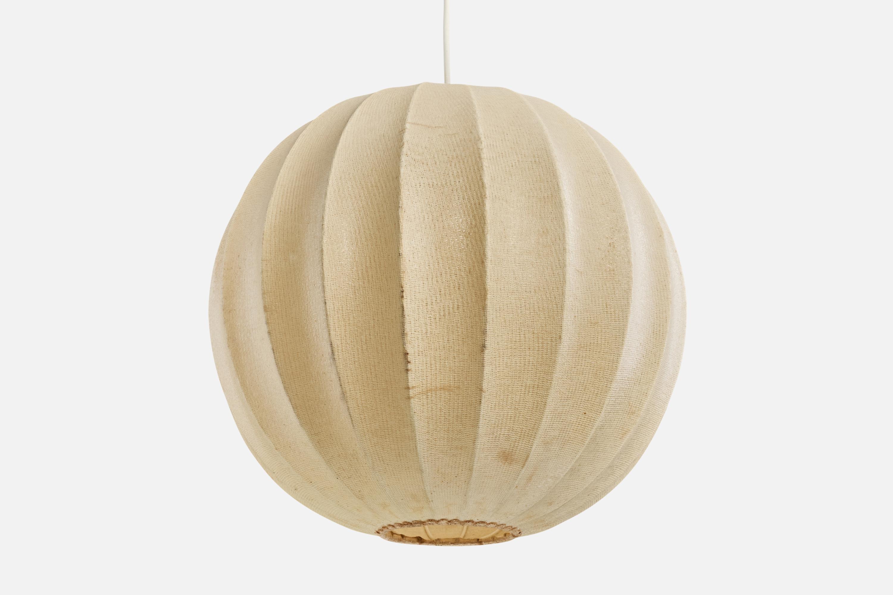 Designer italiano, lampada a sospensione, tessuto, resina, Italia, anni '60 In condizioni buone in vendita a High Point, NC
