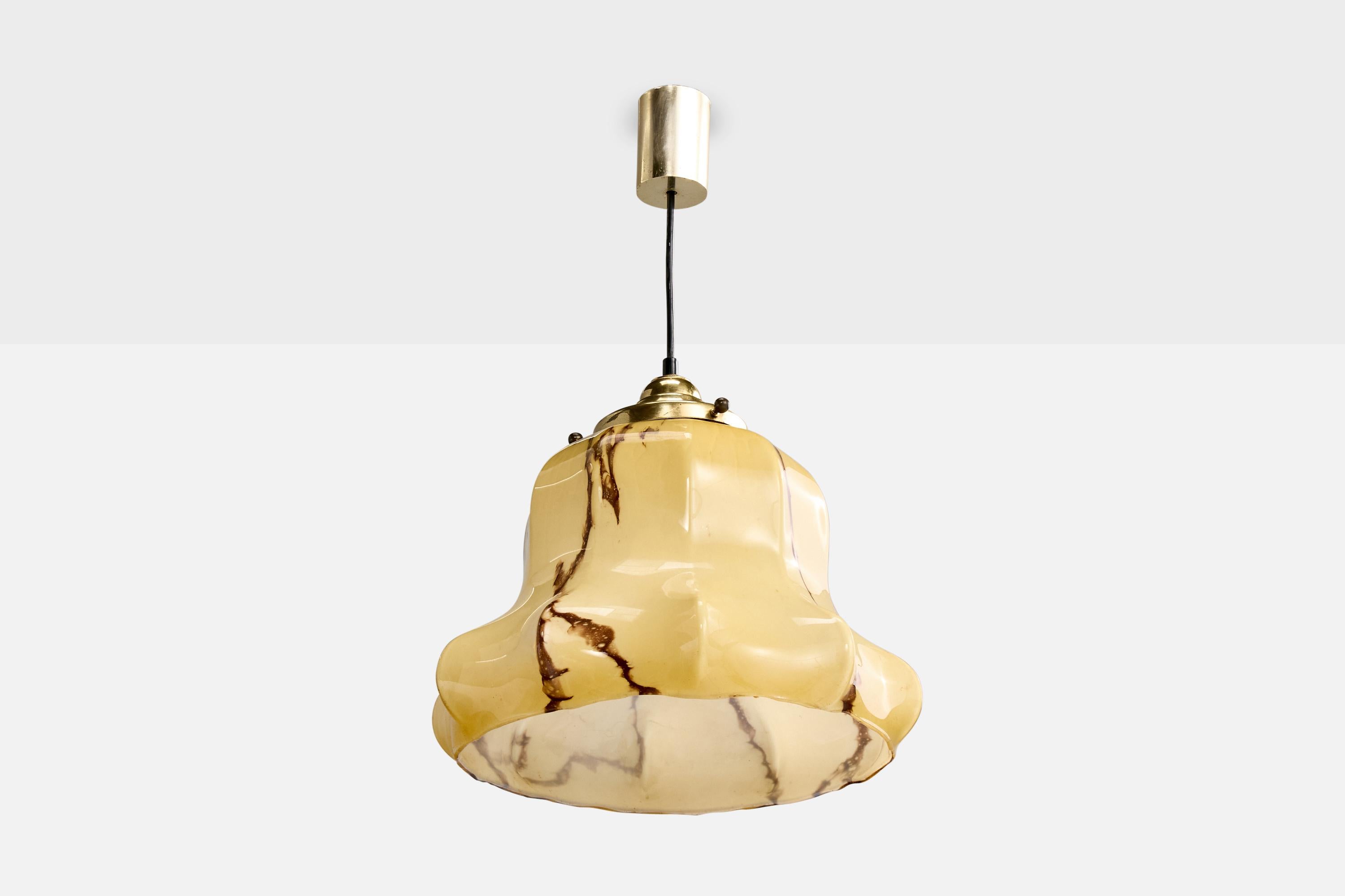 Suspension en verre jaune peint à l'albâtre, en laiton et en métal, conçue et produite en Italie, c.C. années 1970.

Dimensions globales (pouces) : 22.5 