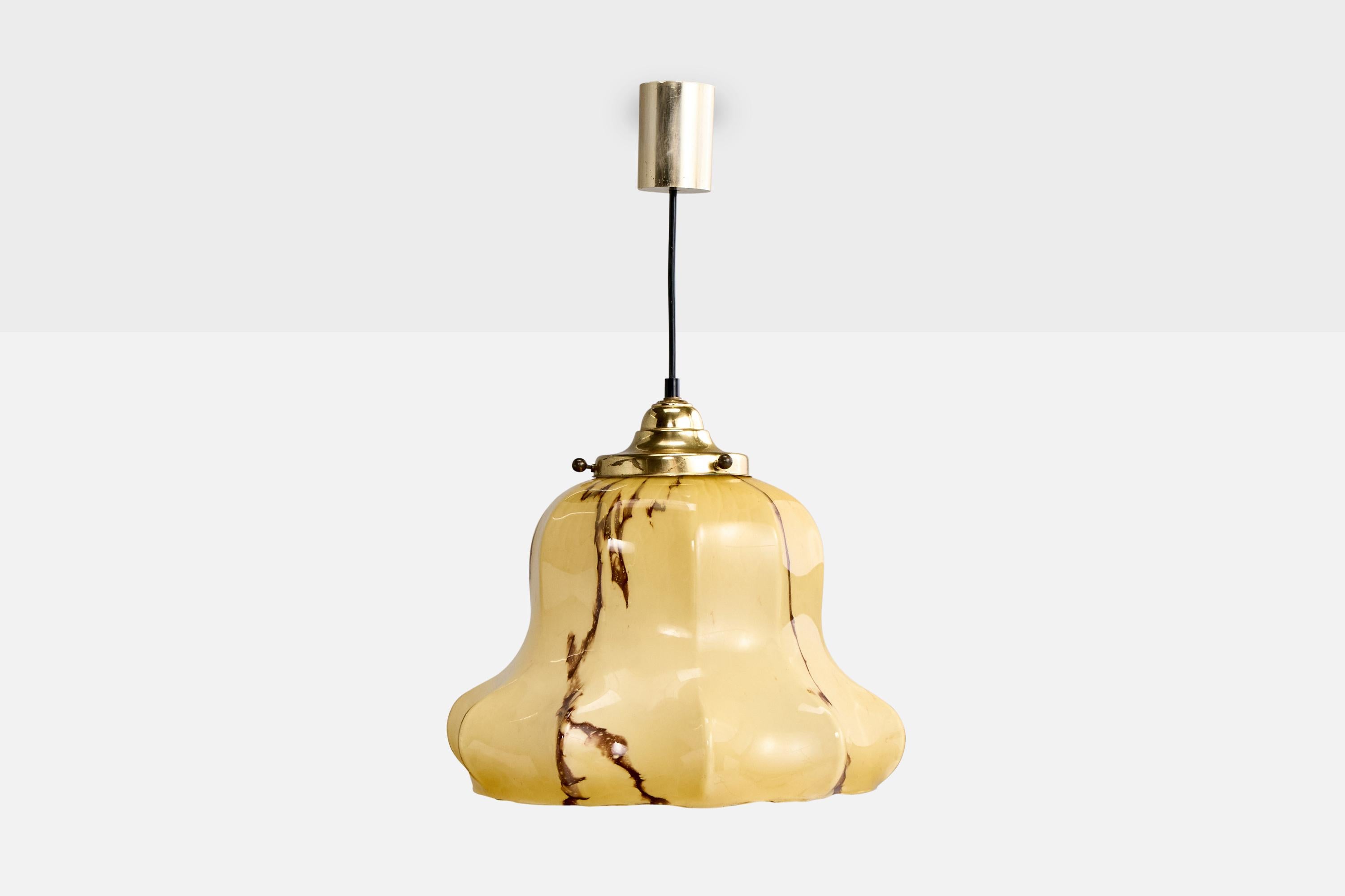 Mid-Century Modern Designer italien, lampe suspendue, verre, laiton, métal, Italie, années 1970 en vente