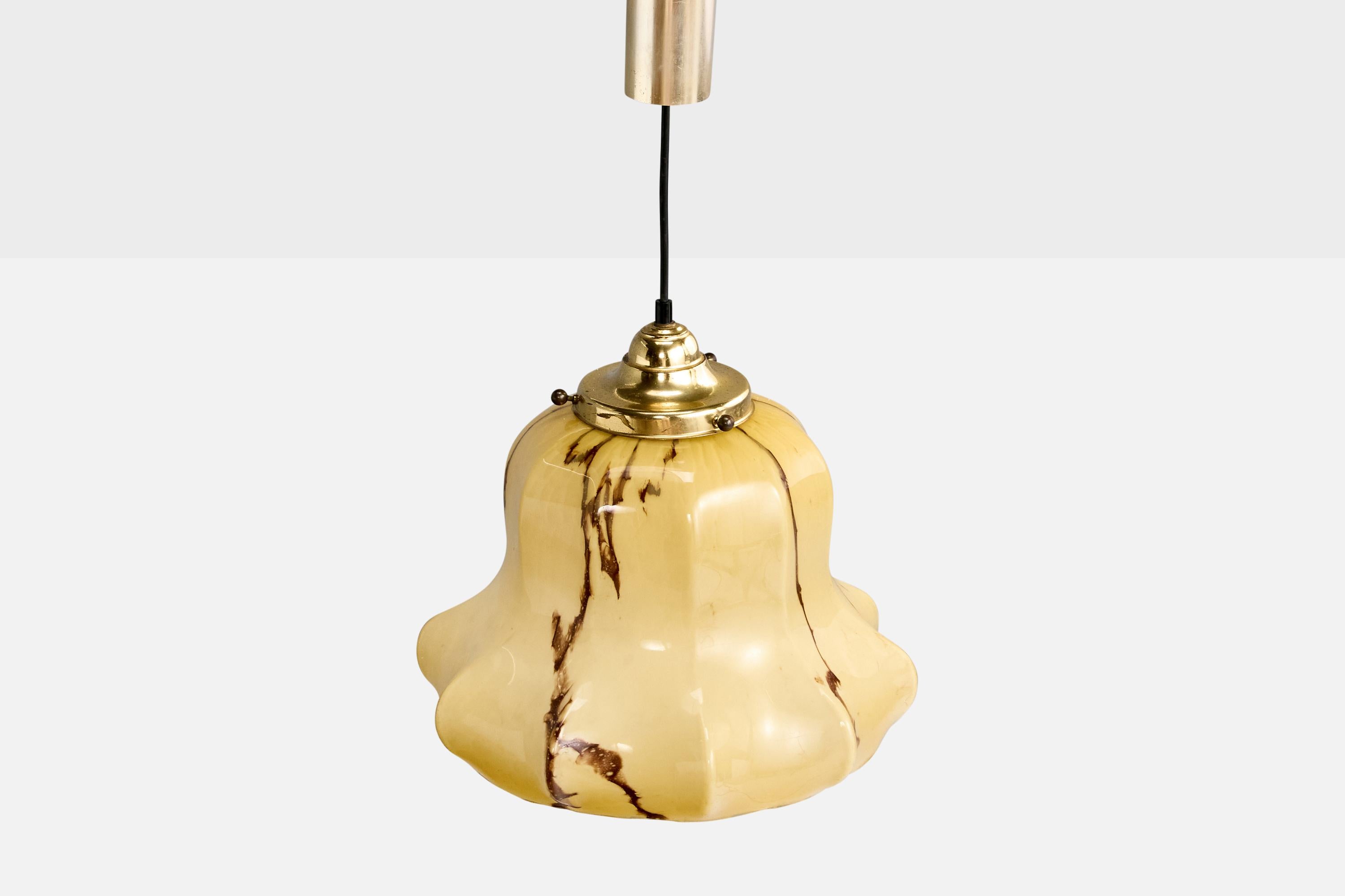 Designer italien, lampe suspendue, verre, laiton, métal, Italie, années 1970 Bon état - En vente à High Point, NC
