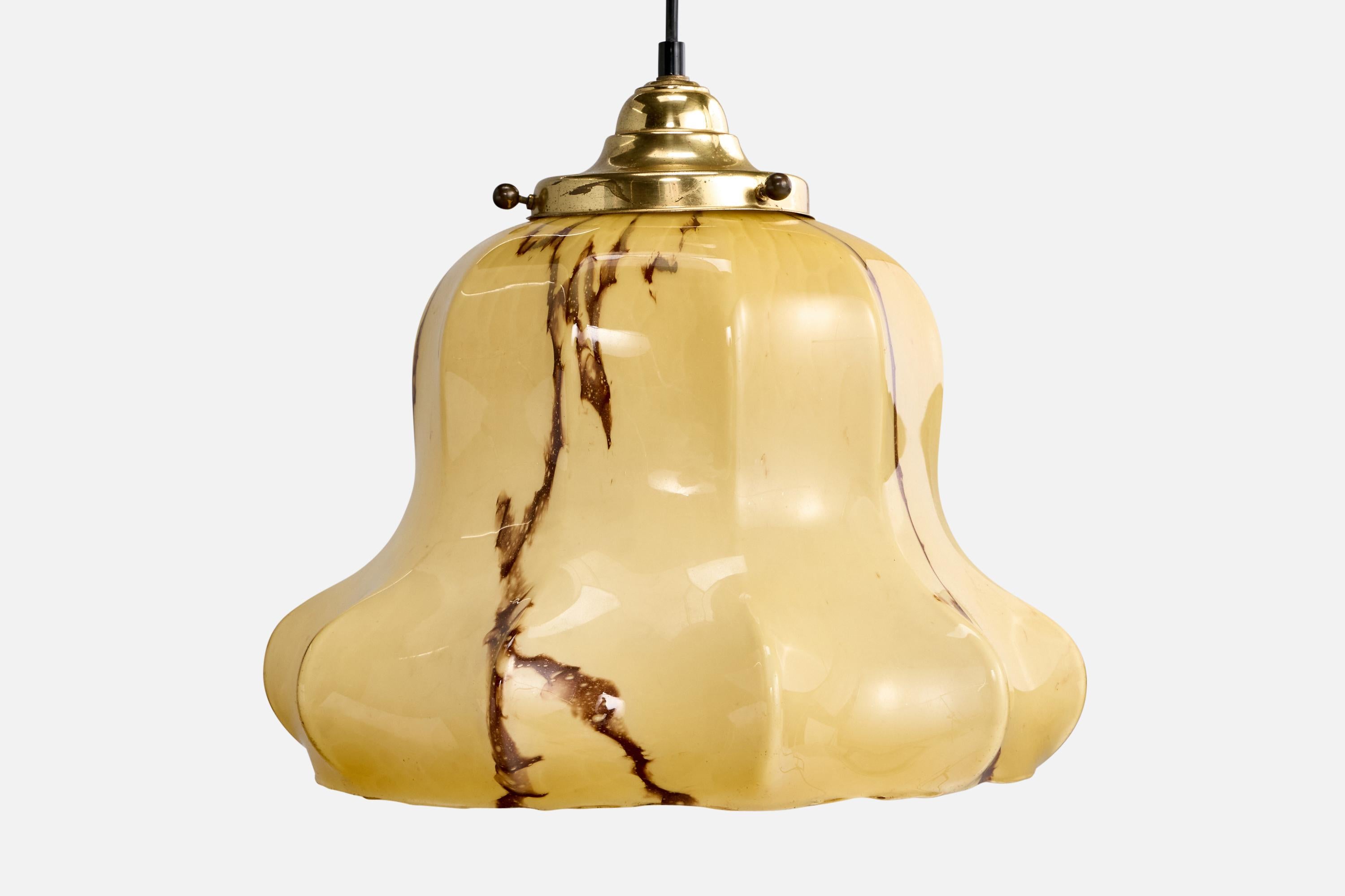 Fin du 20e siècle Designer italien, lampe suspendue, verre, laiton, métal, Italie, années 1970 en vente