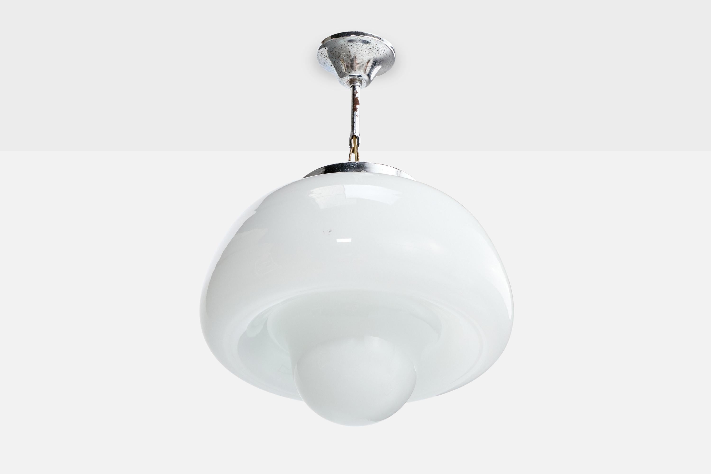 Lampada a sospensione in vetro opalino bianco e cromo progettata e prodotta in Italia, anni '60 circa.

Dimensioni complessive (pollici): 17,0 