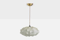 Designer italien, lampe suspendue, résine, laiton, Italie, années 1980